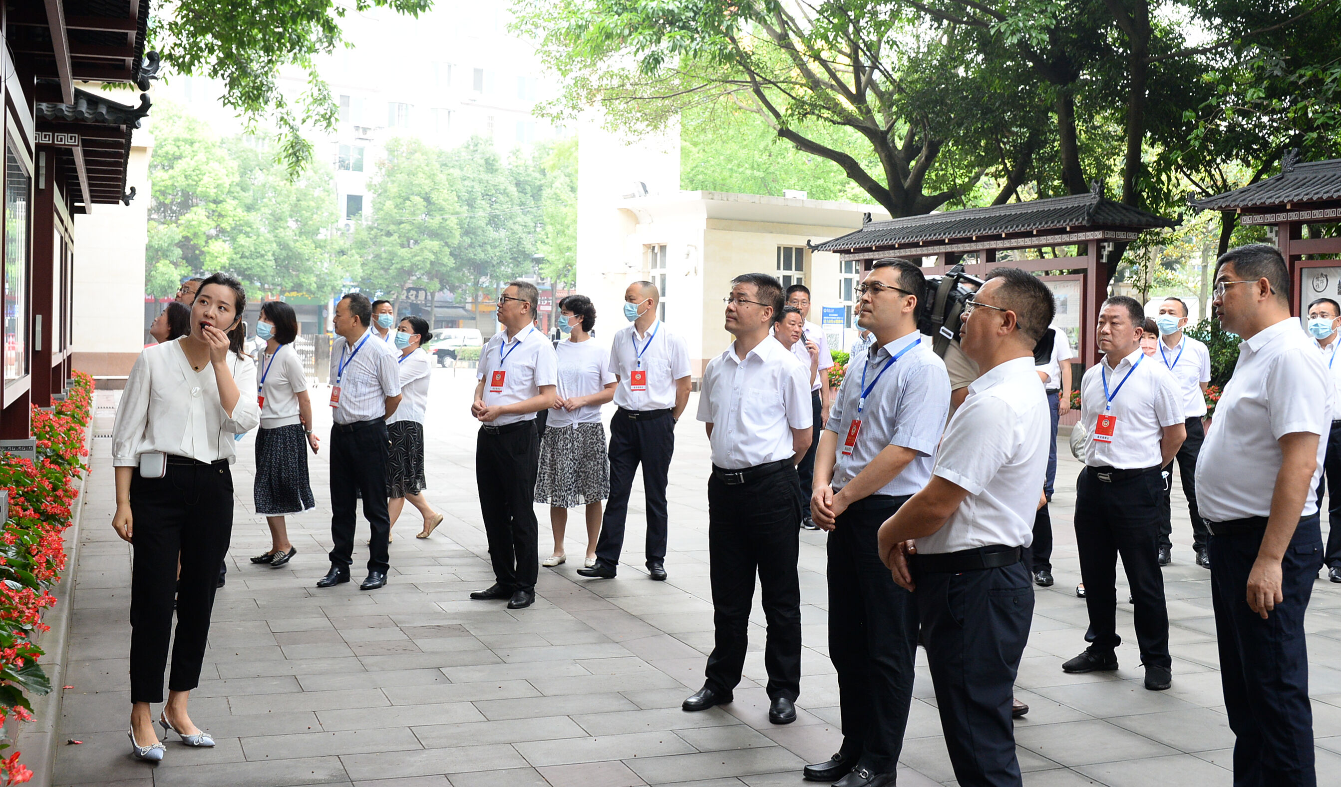 黨政辦副主任汪思杰介紹學(xué)校相關(guān)情況