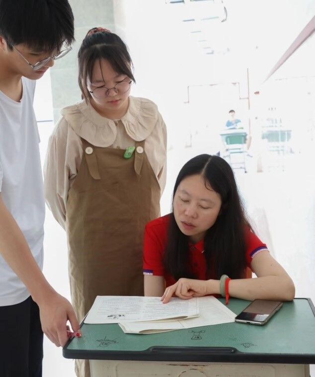 高考前夕吳璨同學與李萍老師交流問題