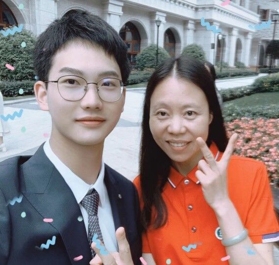 周柯宇同學和李萍老師合照