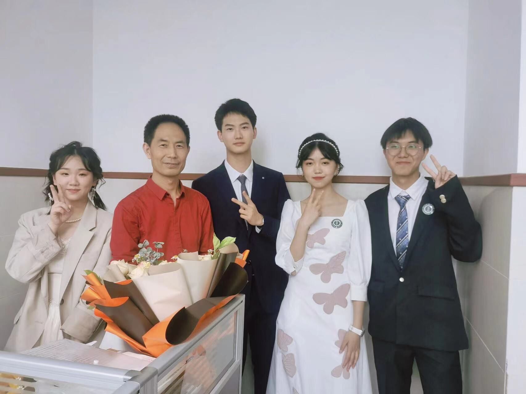 和盡職盡責(zé)的數(shù)學(xué)李老師（左二）