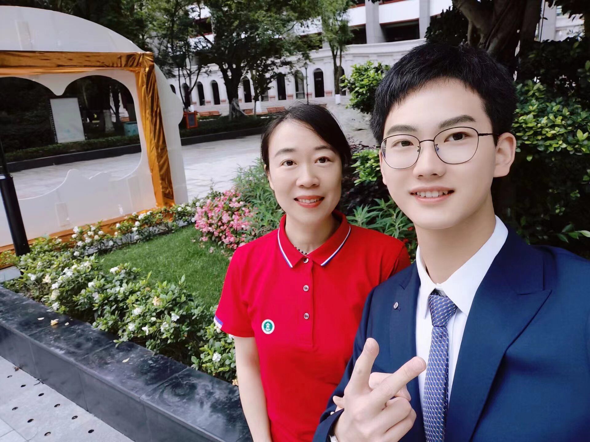 圖4：周柯宇同學與唐文莉老師合照