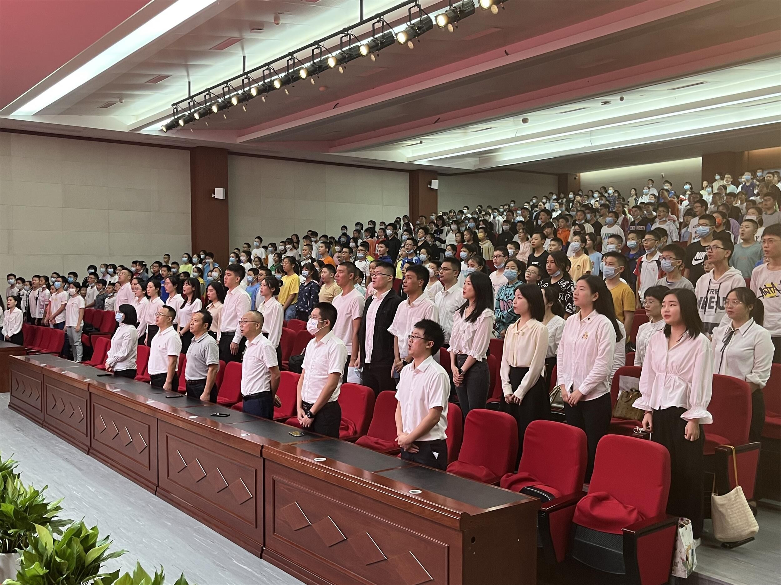 全體奏唱中華人民共和國(guó)國(guó)歌