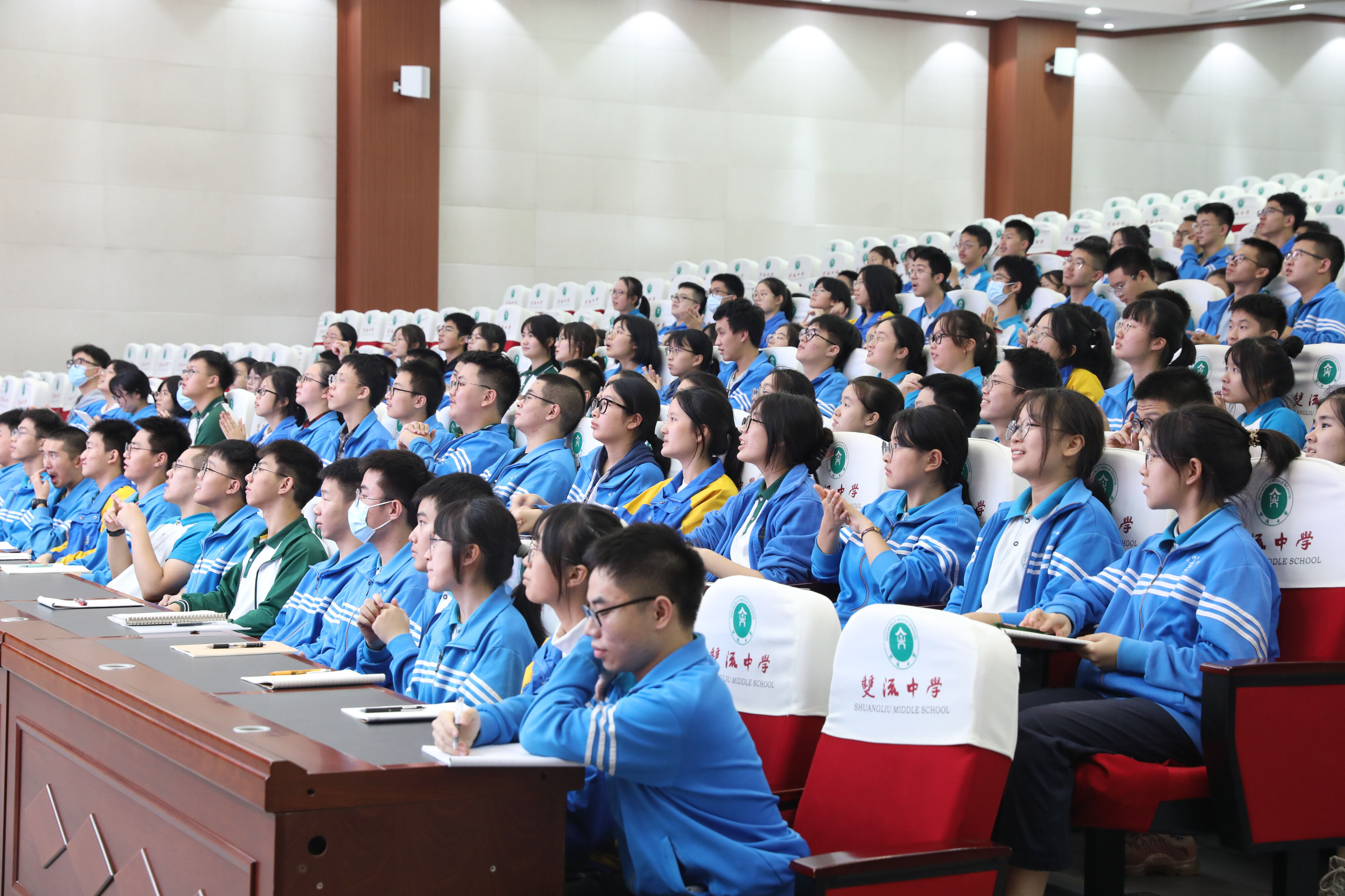 高三學(xué)生認(rèn)真聽講