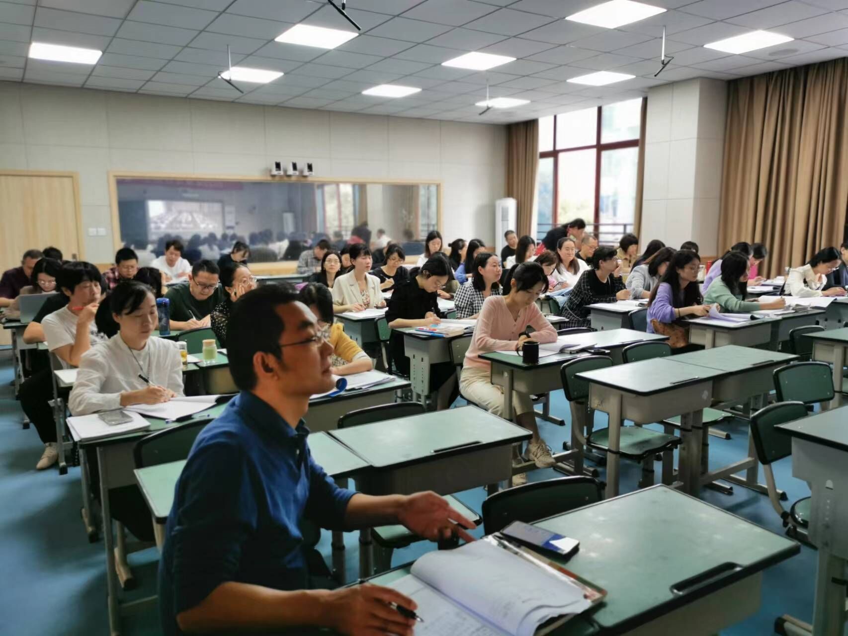 圖片6：與會(huì)教師專(zhuān)注學(xué)習(xí)