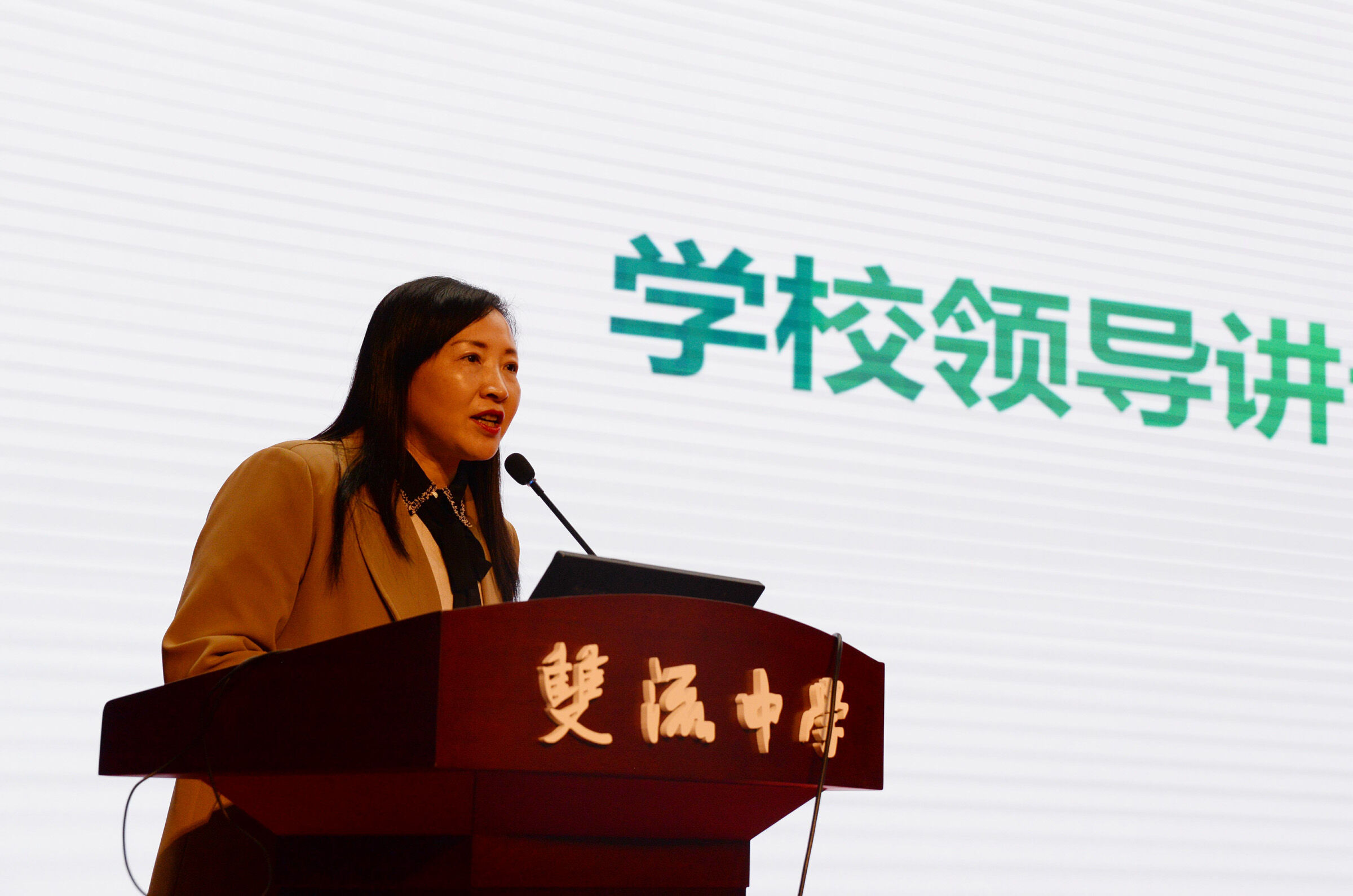 譚紅校長對活動進(jìn)行總結(jié)