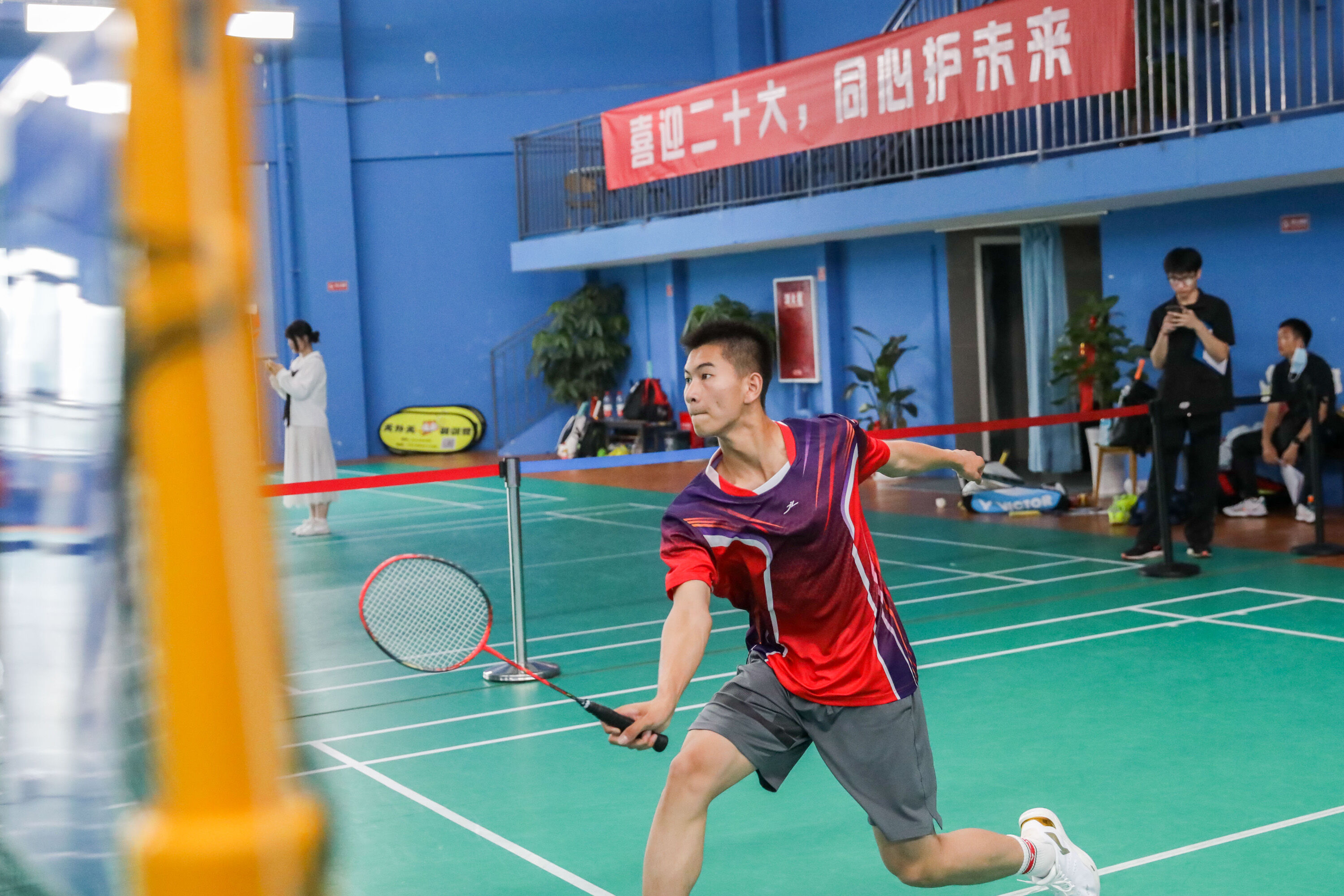 雙中羽毛球選手比賽中