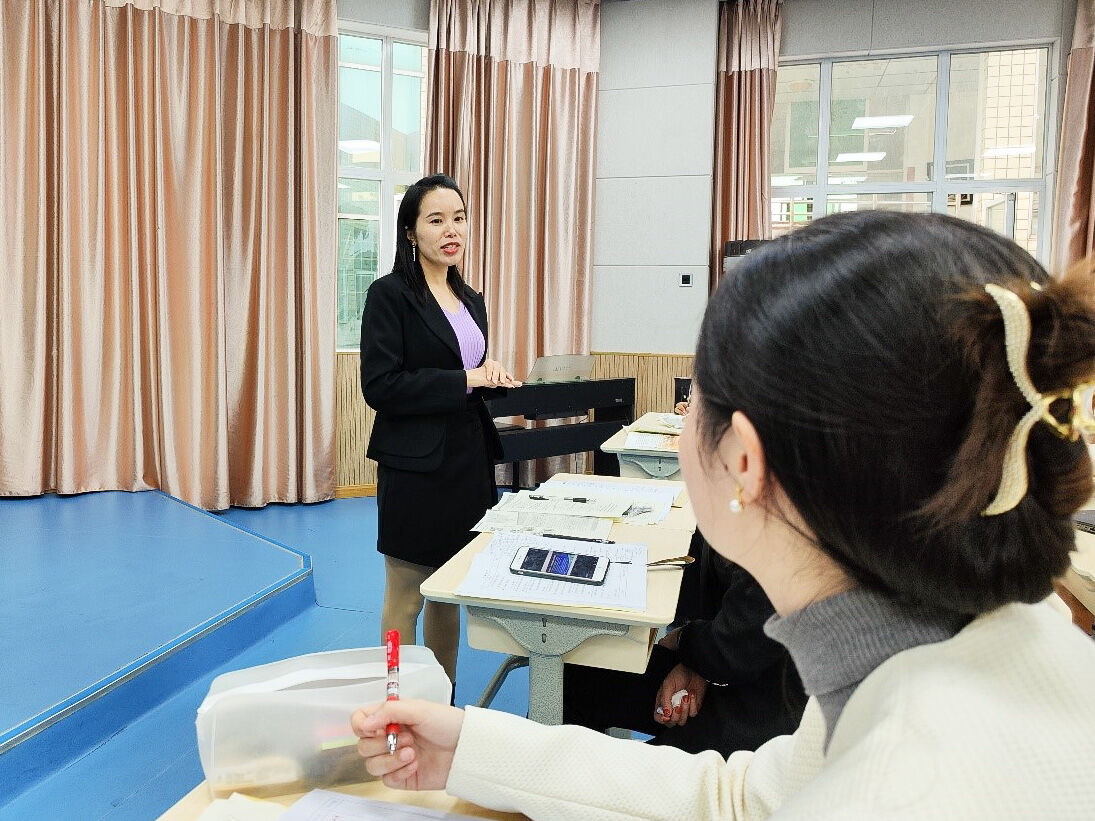 圖5 藝體中學(xué)陳根菊老師評(píng)課