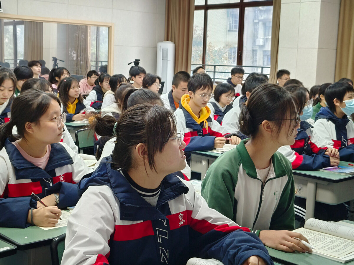 圖5 學(xué)生認(rèn)真聽課