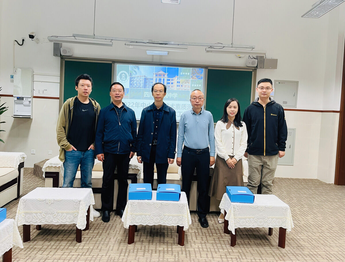 圖1 測評專家與校領導、學校老師親切合影