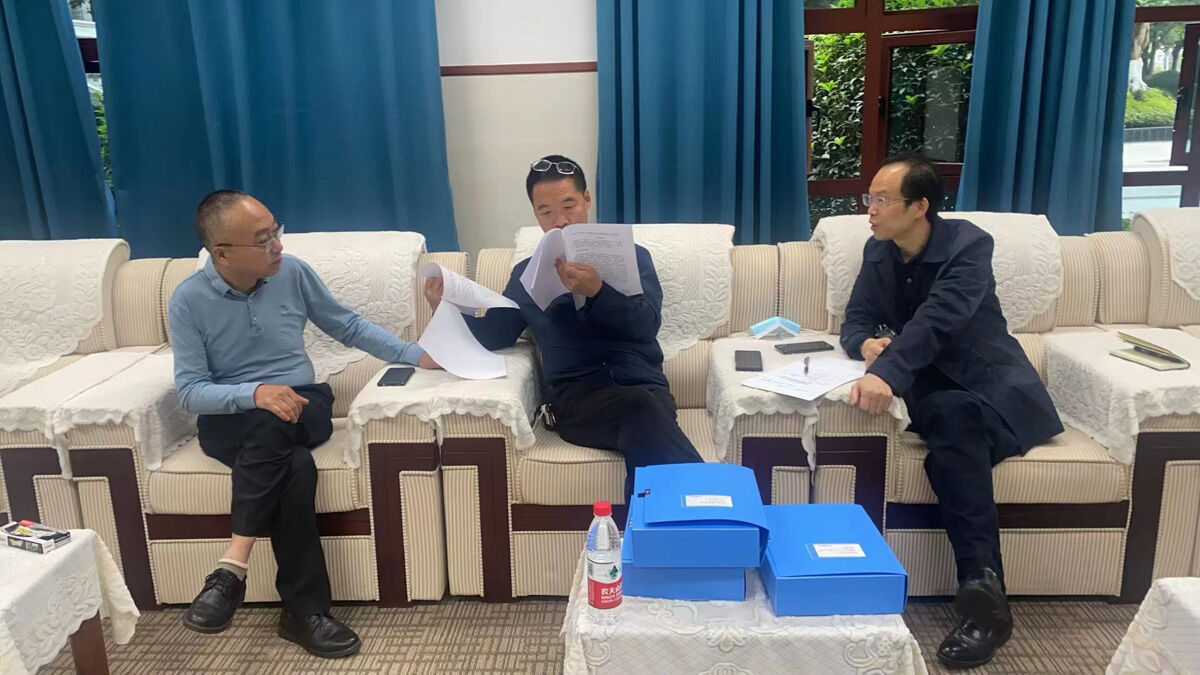 圖3 區(qū)教研員文旭東正在查閱學校藝術教育相關資料