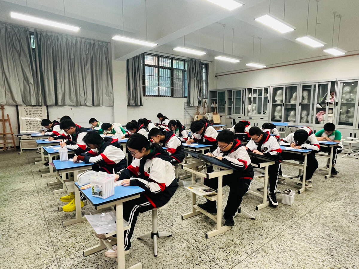 圖6 學生參加美術抽測現(xiàn)場