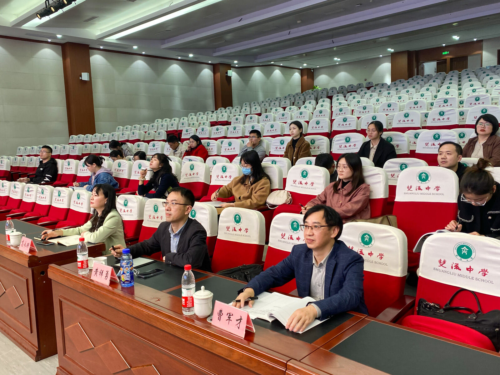 參會人員聆聽報告