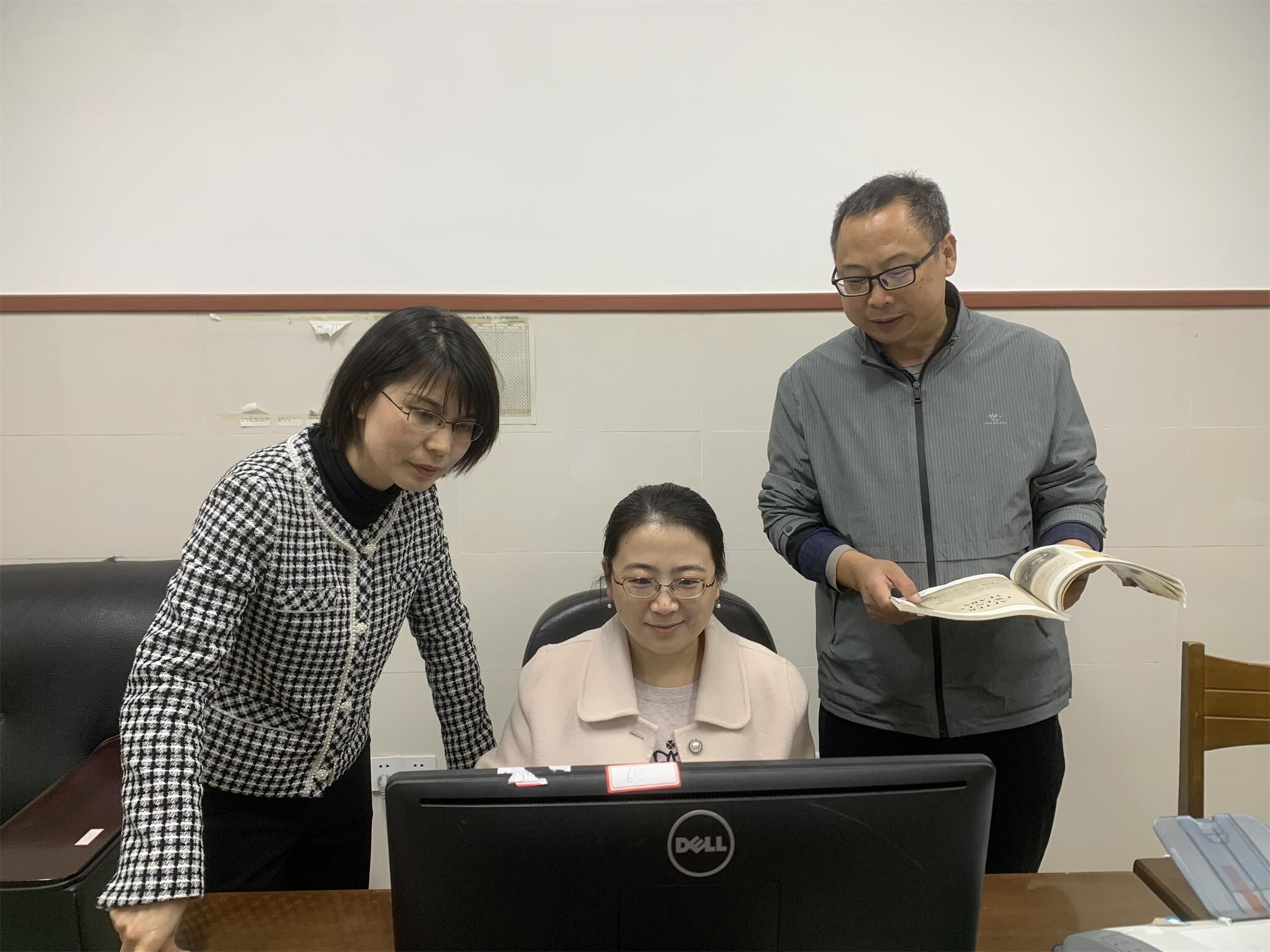 圖1 余曉冬老師為本次活動(dòng)提供指導(dǎo)