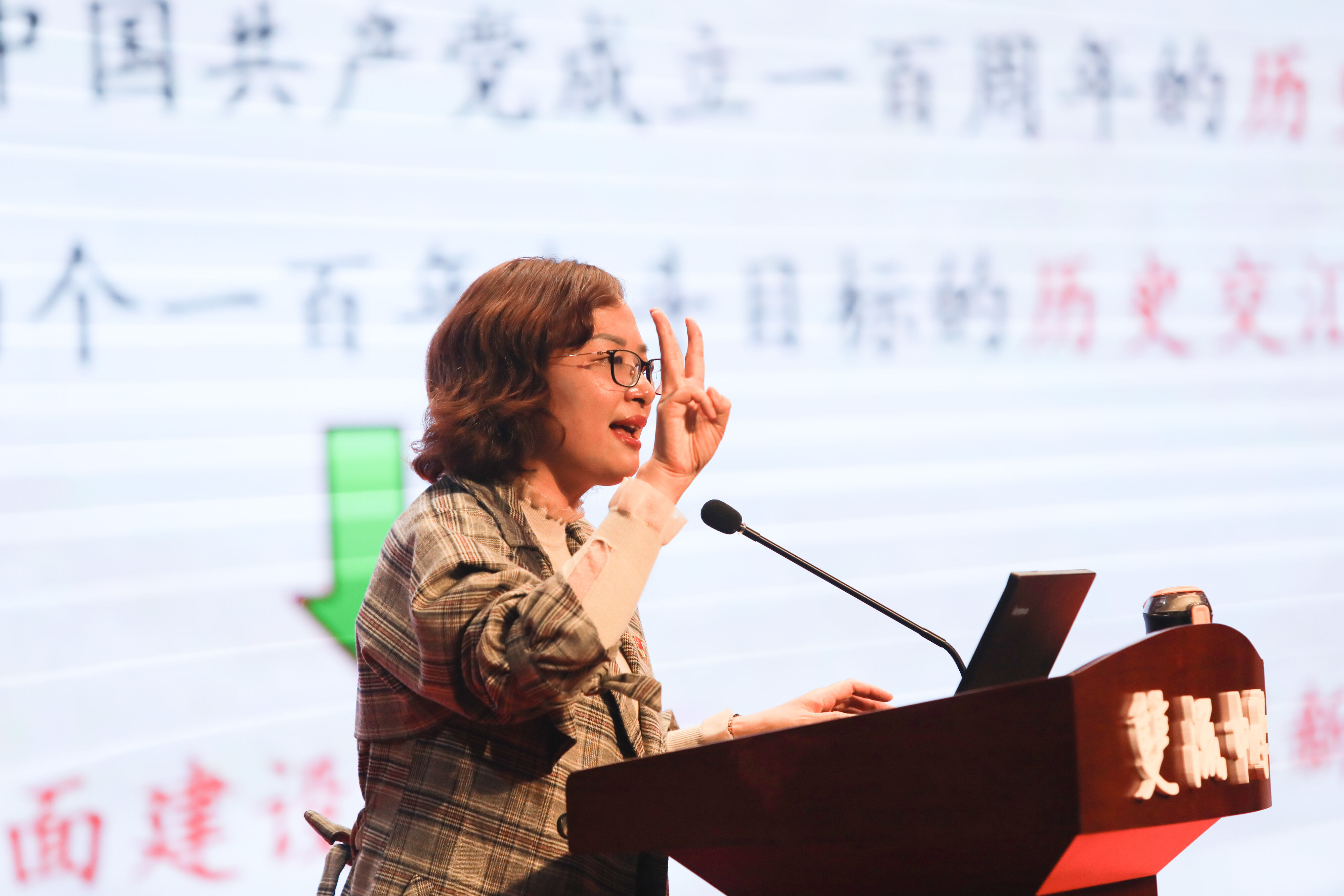 圖4 四川大學(xué)馬克思主義學(xué)院研究生教研室主任羅靜老師宣講