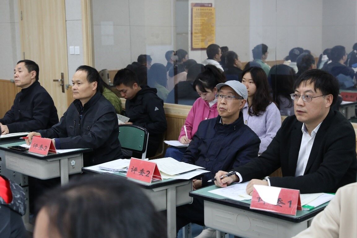 圖片1 物理組老師聽取匯報(bào)課程