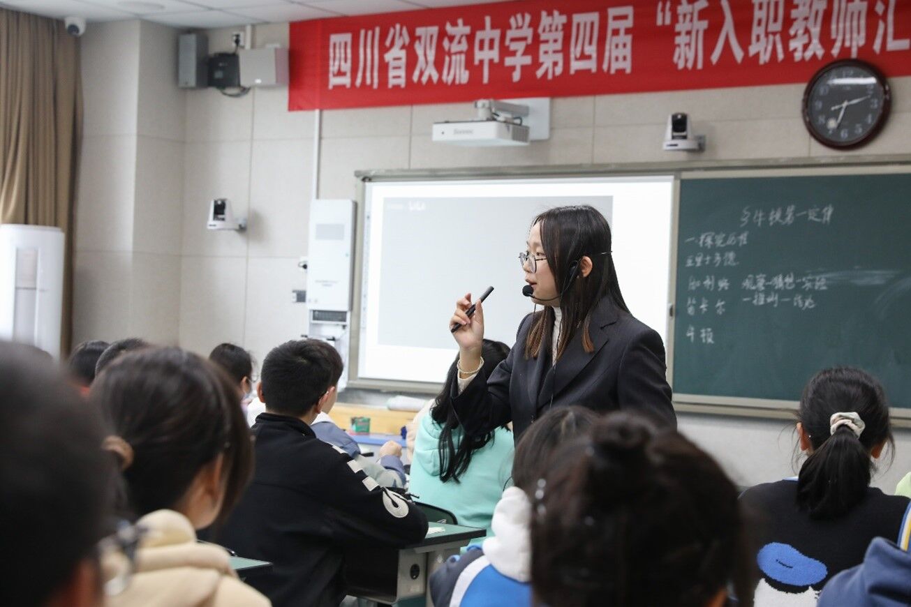 圖片2 李思陶老師和同學(xué)們進(jìn)行討論