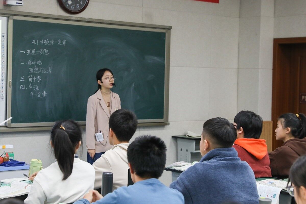 圖片4 張老師為同學(xué)們講解牛頓第一定律