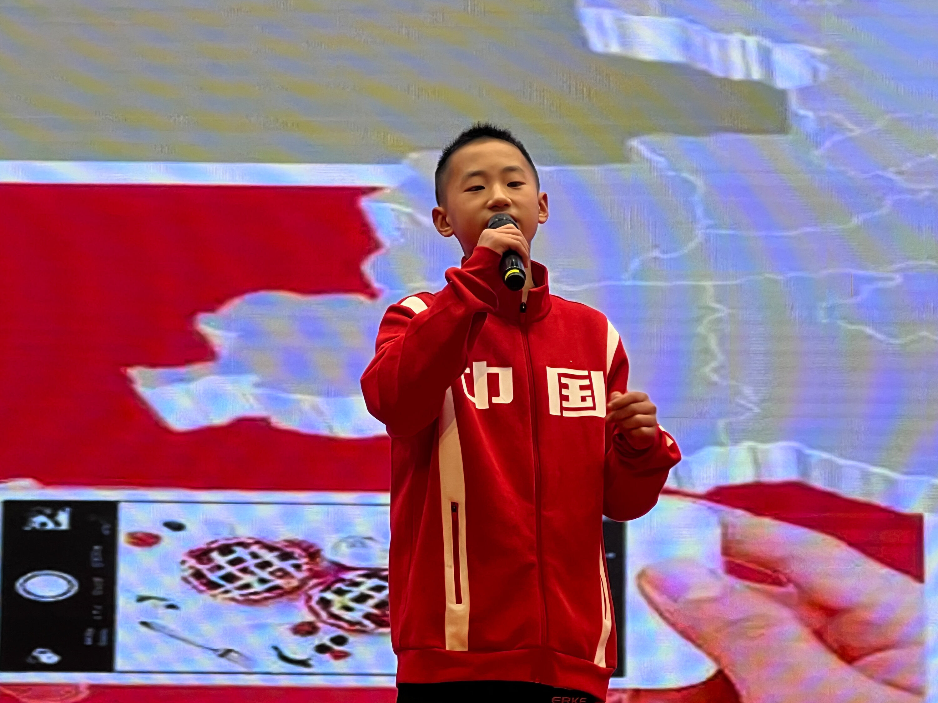 2號選手觀國十載，風(fēng)雨洗禮，贊揚臨國際之勢時華夏故保定力