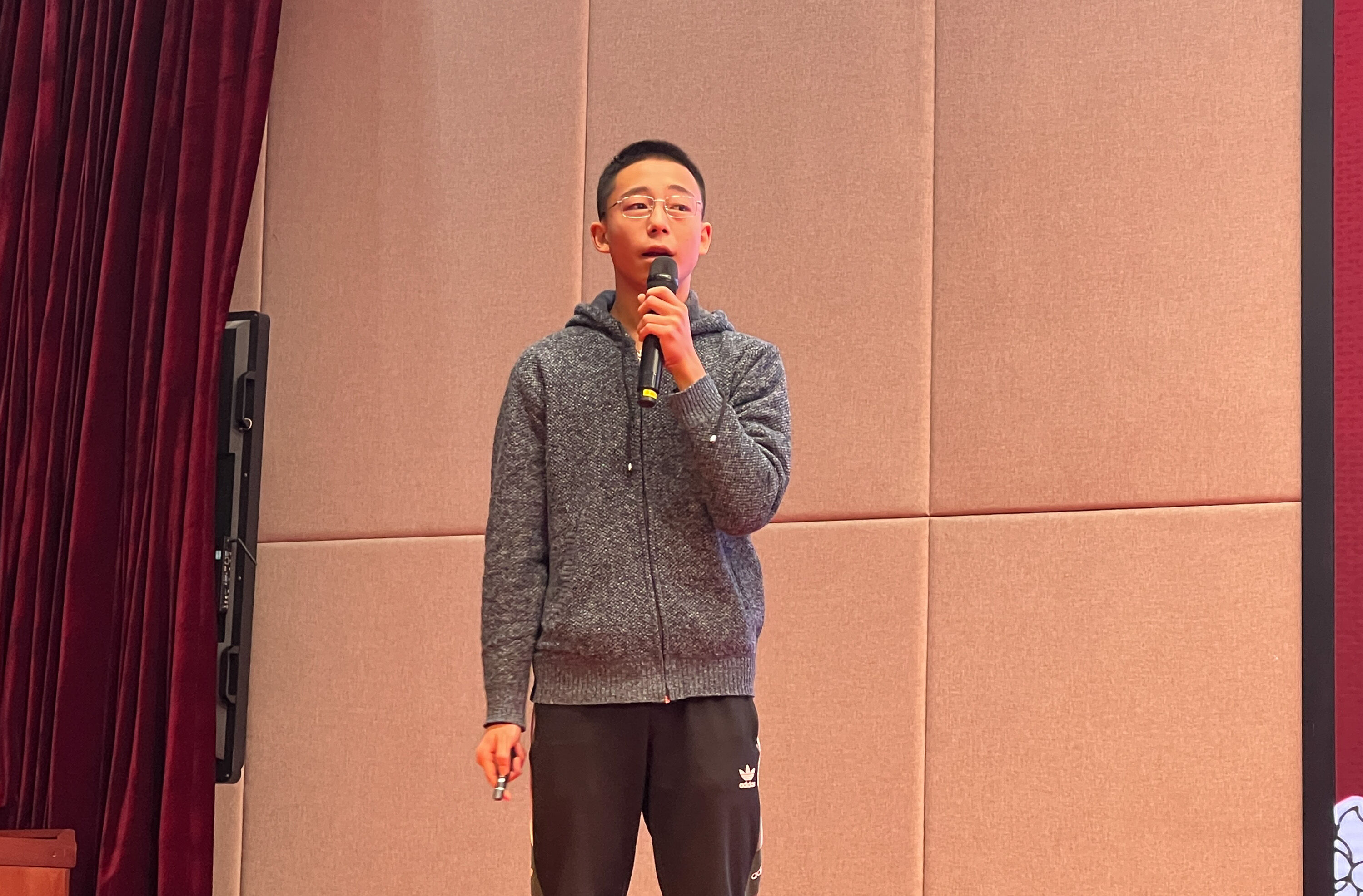 17號選手，從個人的角度以小見大來探討國際外交問題