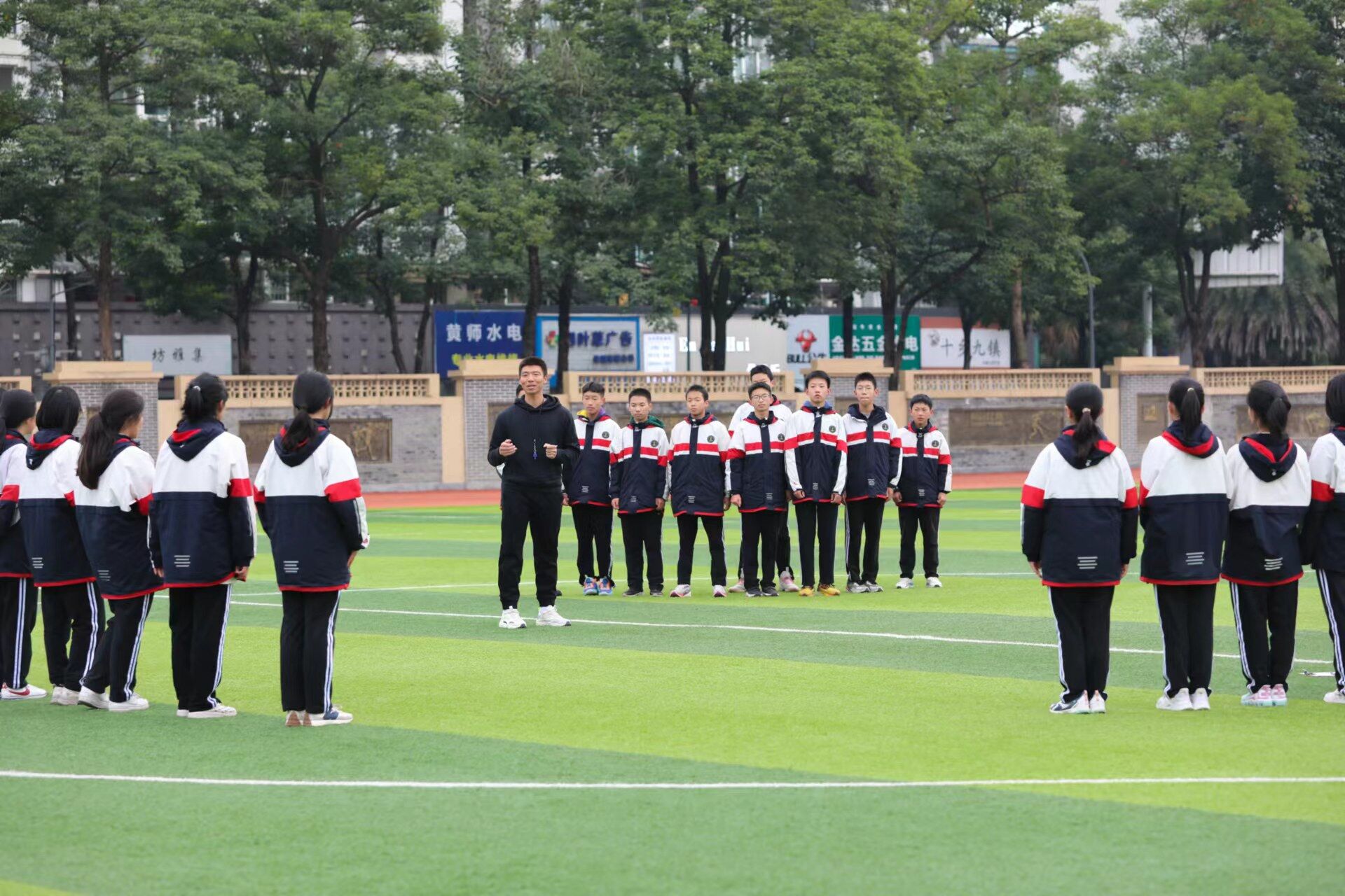 圖2 鄧漢波老師展示《發(fā)展學(xué)生耐久跑能力》一課