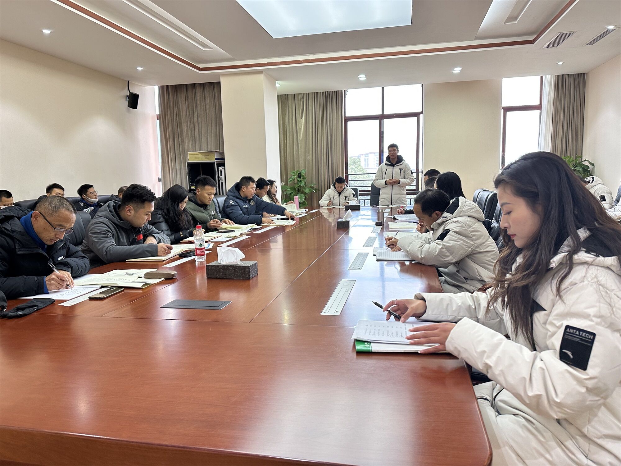 圖8 研討會上領(lǐng)導(dǎo)專家評課情景