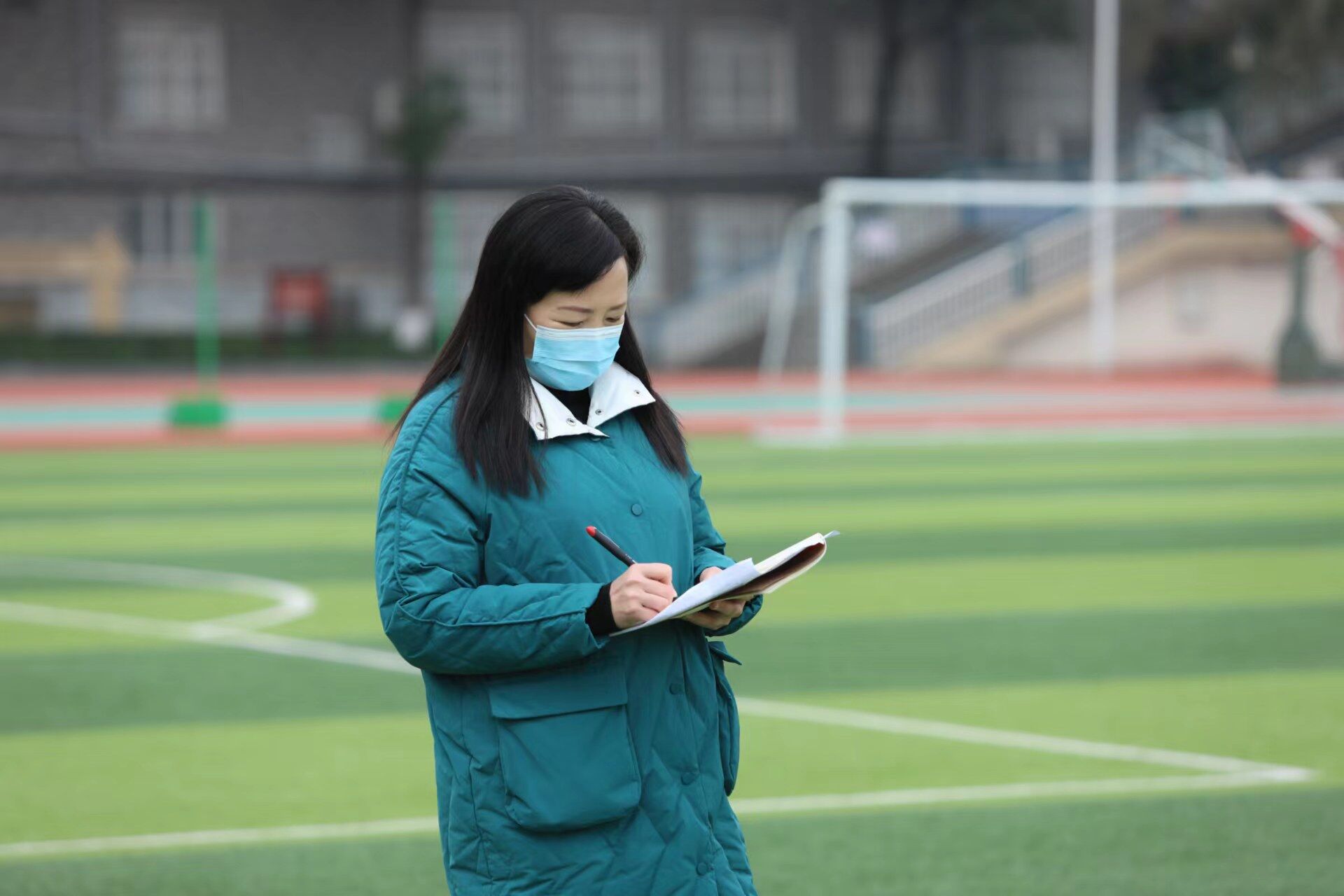 圖9 雙流中學(xué)黨委副書記、副校長譚紅聽課情景