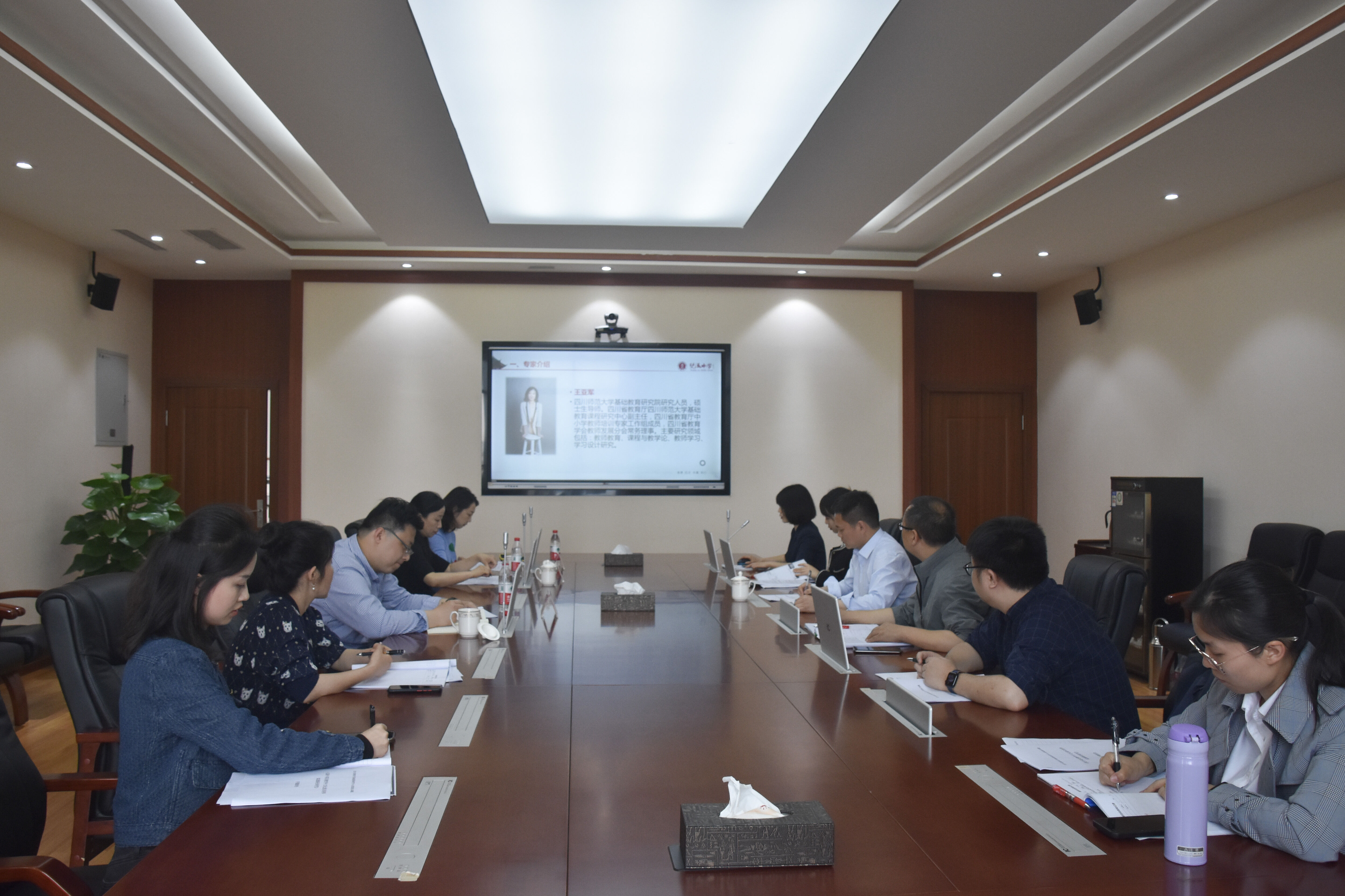 圖1 蔣玲老師介紹參會(huì)嘉賓專家.jpg