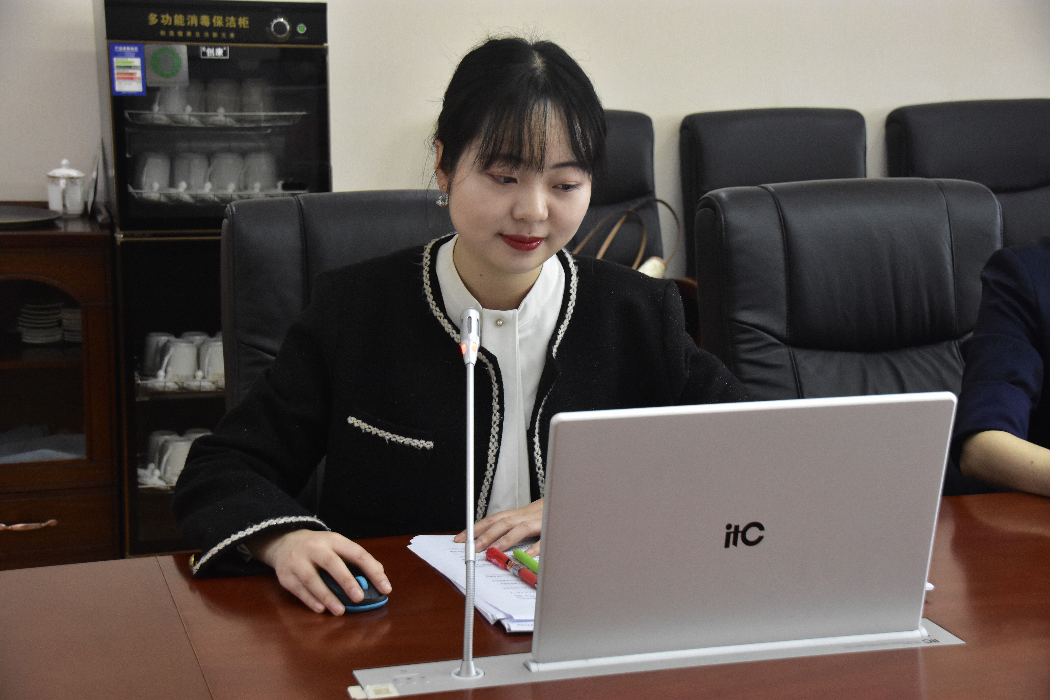 圖3 沈丹陽老師作開題匯報(bào)