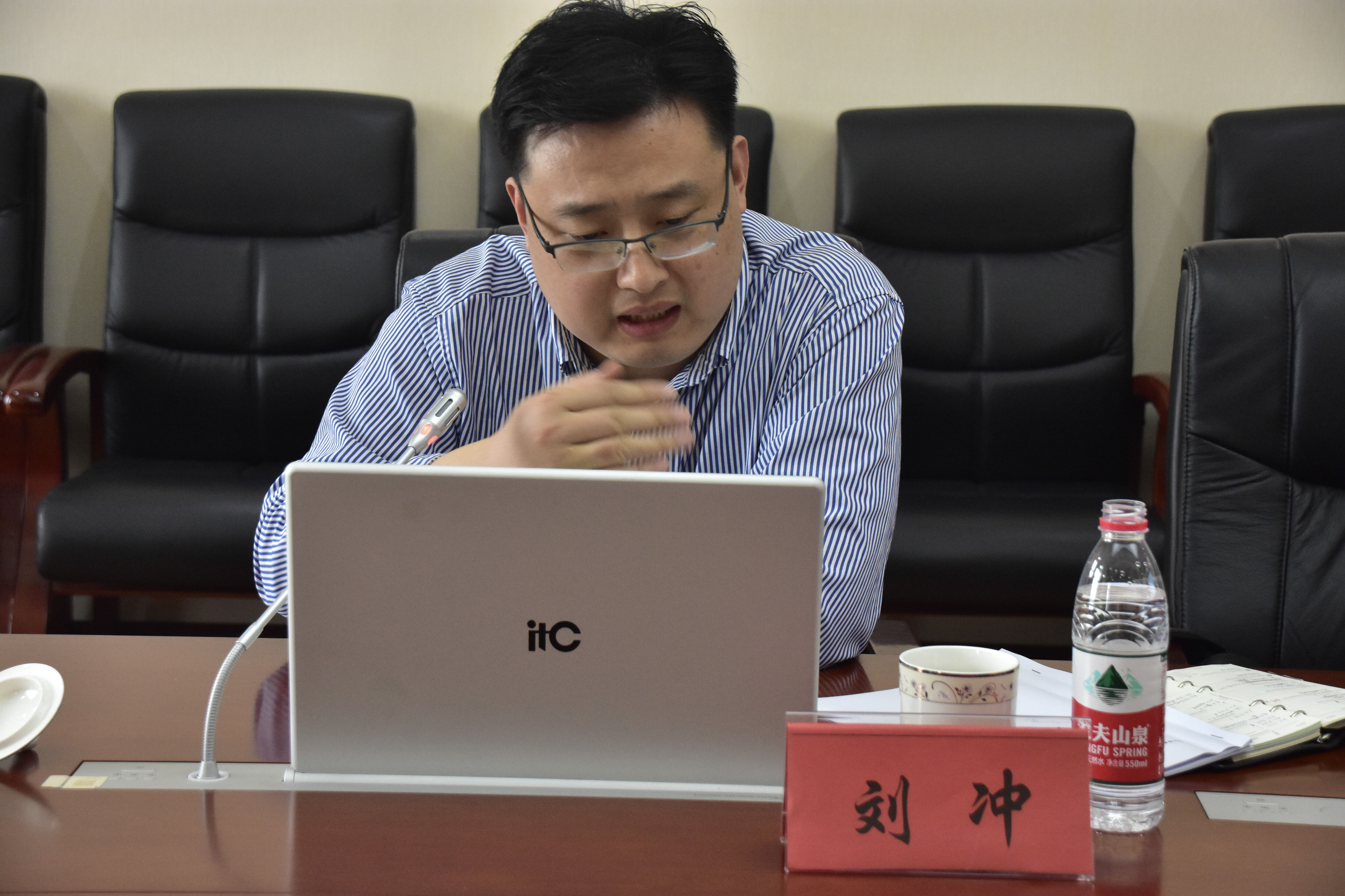 圖6 四川師范大學(xué)核心素養(yǎng)教育研究中心主任劉沖作指導(dǎo)