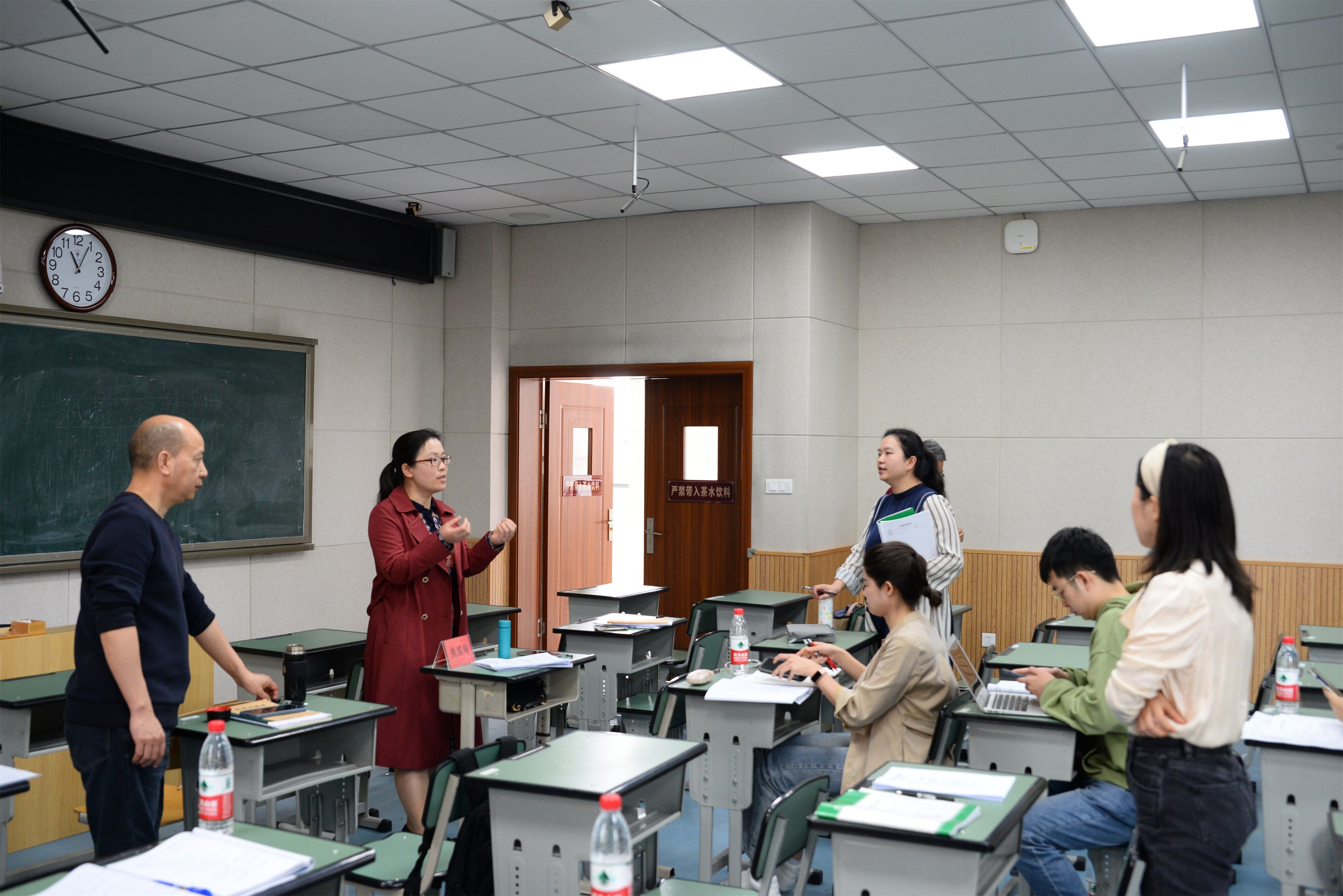 圖7：參會(huì)課題組成員積極向與會(huì)專家請(qǐng)教