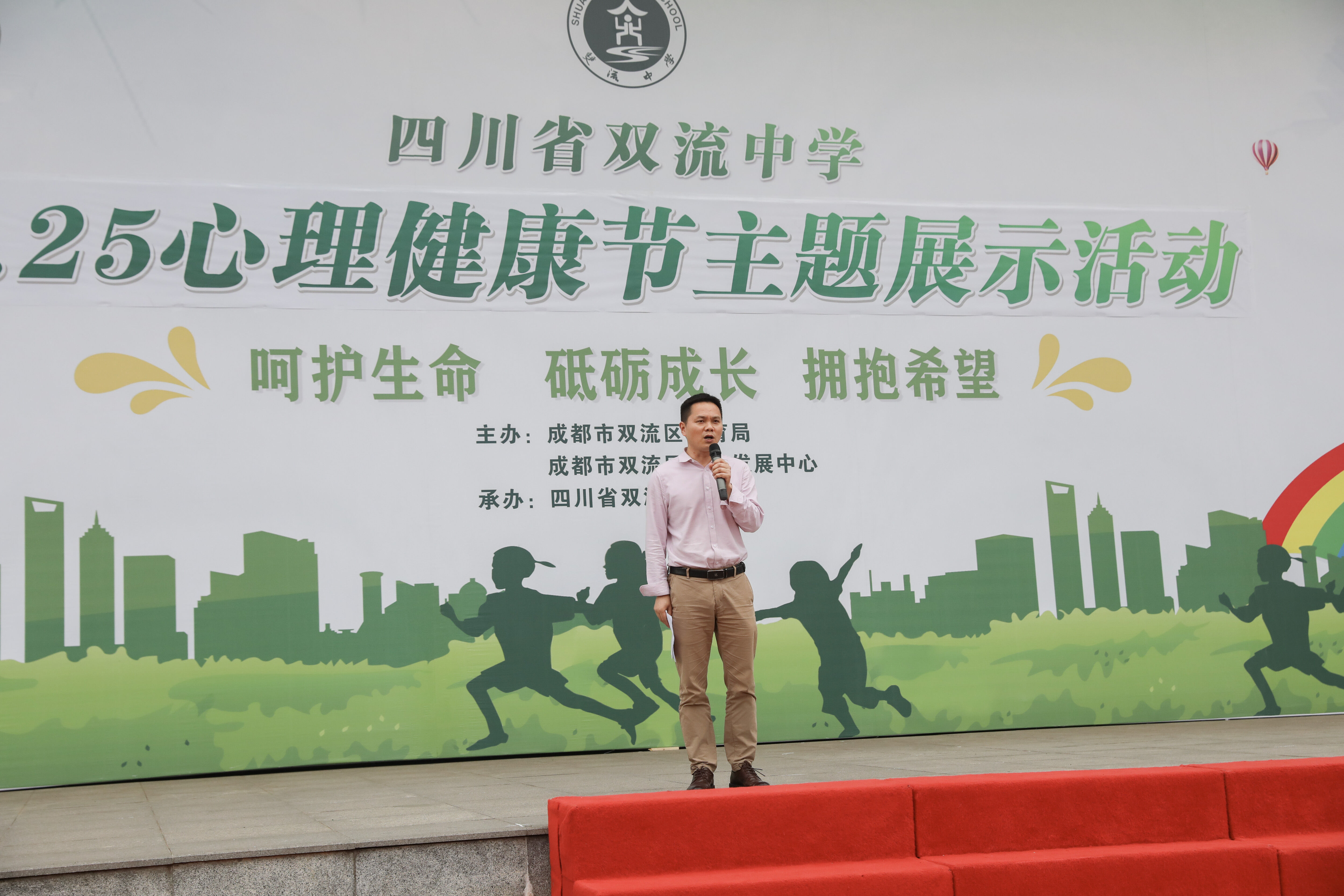 熱情四射的開場舞(魏永貴 攝)