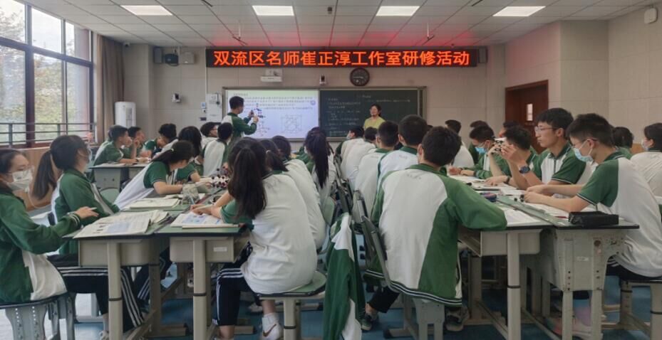 圖2 黃莎莎老師上課