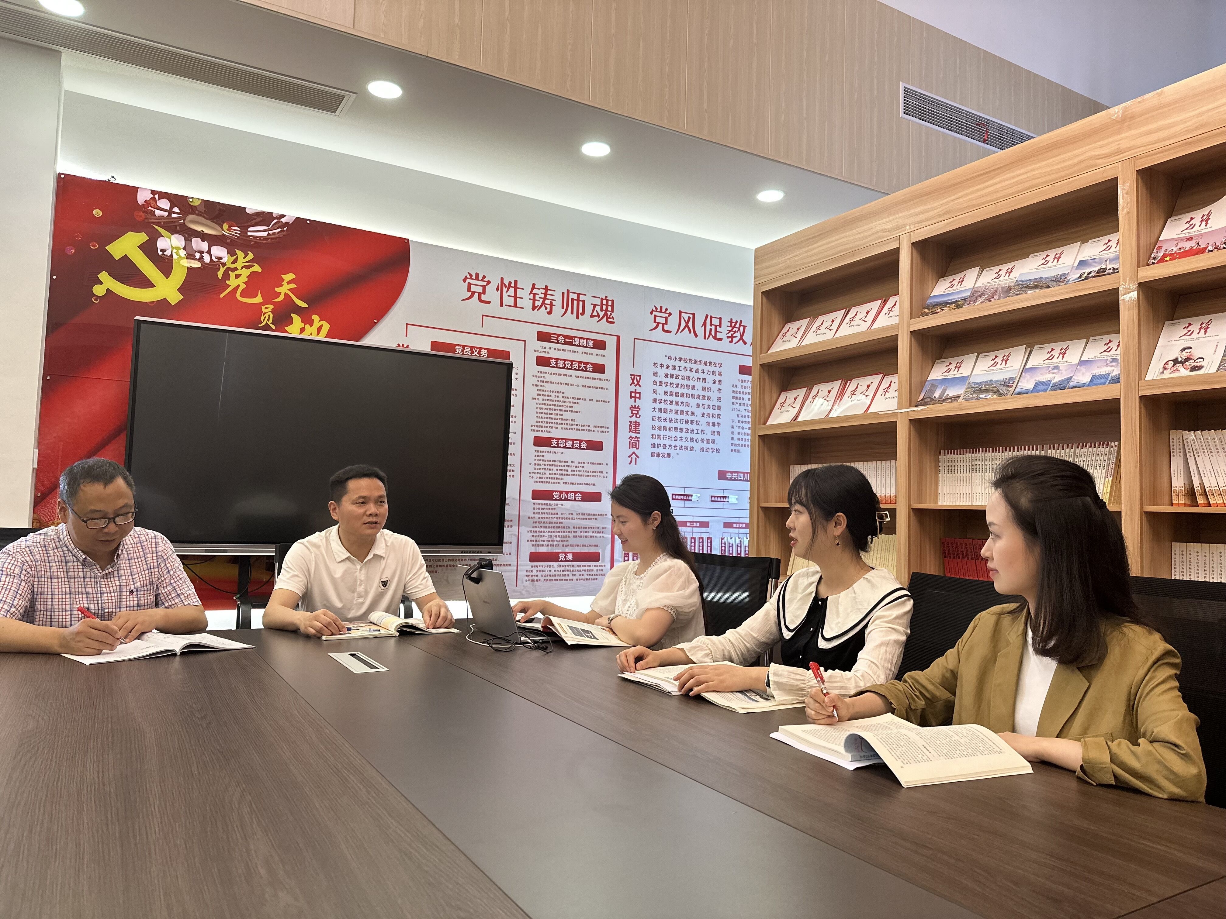 圖1 四川省雙流中學副校長徐天福與英語教研組組長余曉冬老師為本次活動提供指導(dǎo)