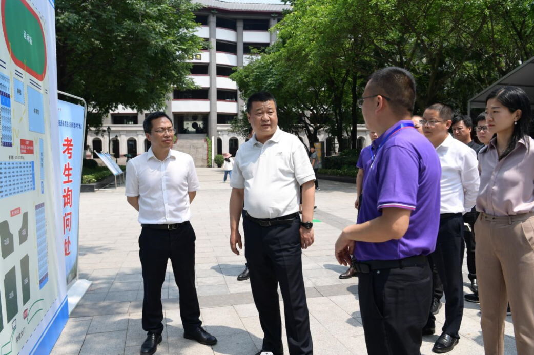 區(qū)委書記歐昭率隊(duì)督導(dǎo)檢查雙流中學(xué)高考工作