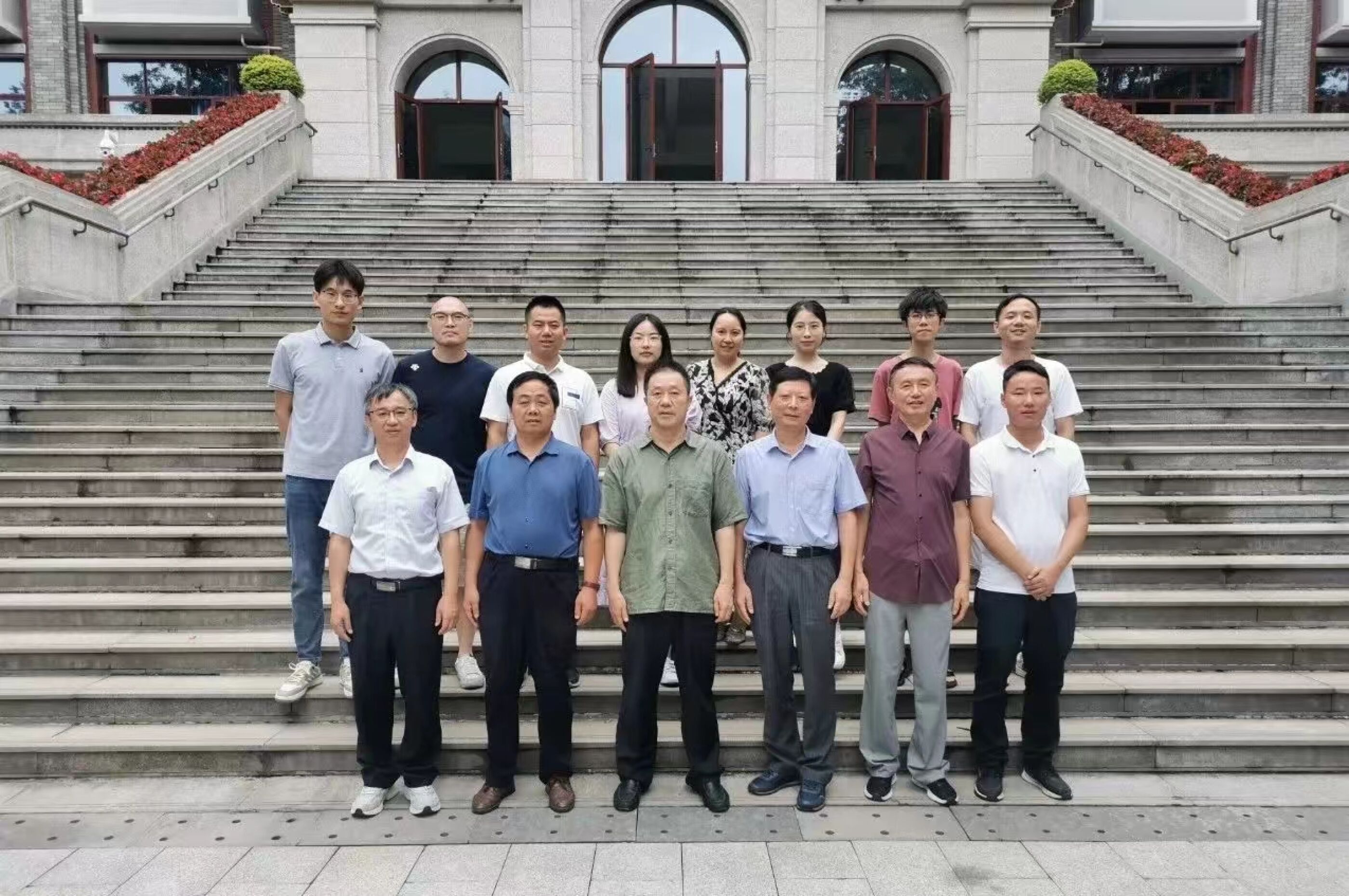 比賽結(jié)束后現(xiàn)場(chǎng)嘉賓和部分參賽老師合影