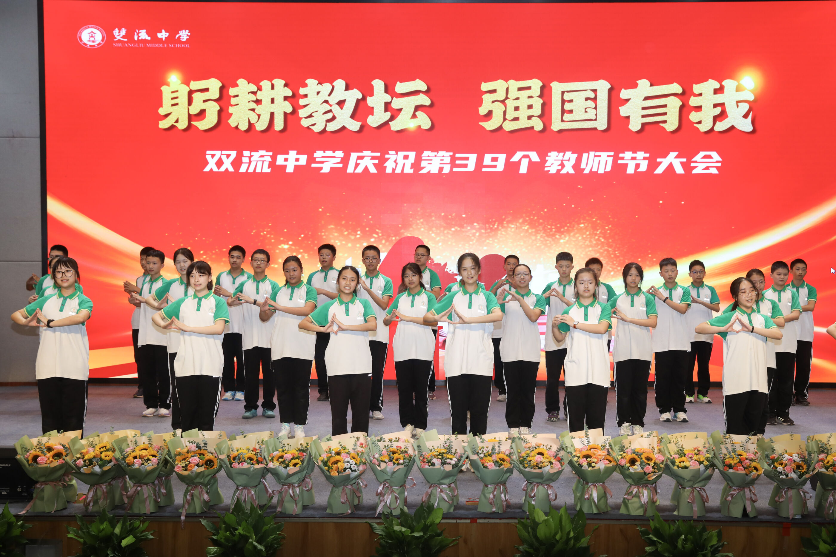 初中部同學(xué)獻(xiàn)上歌曲——《聽我說，謝謝你》