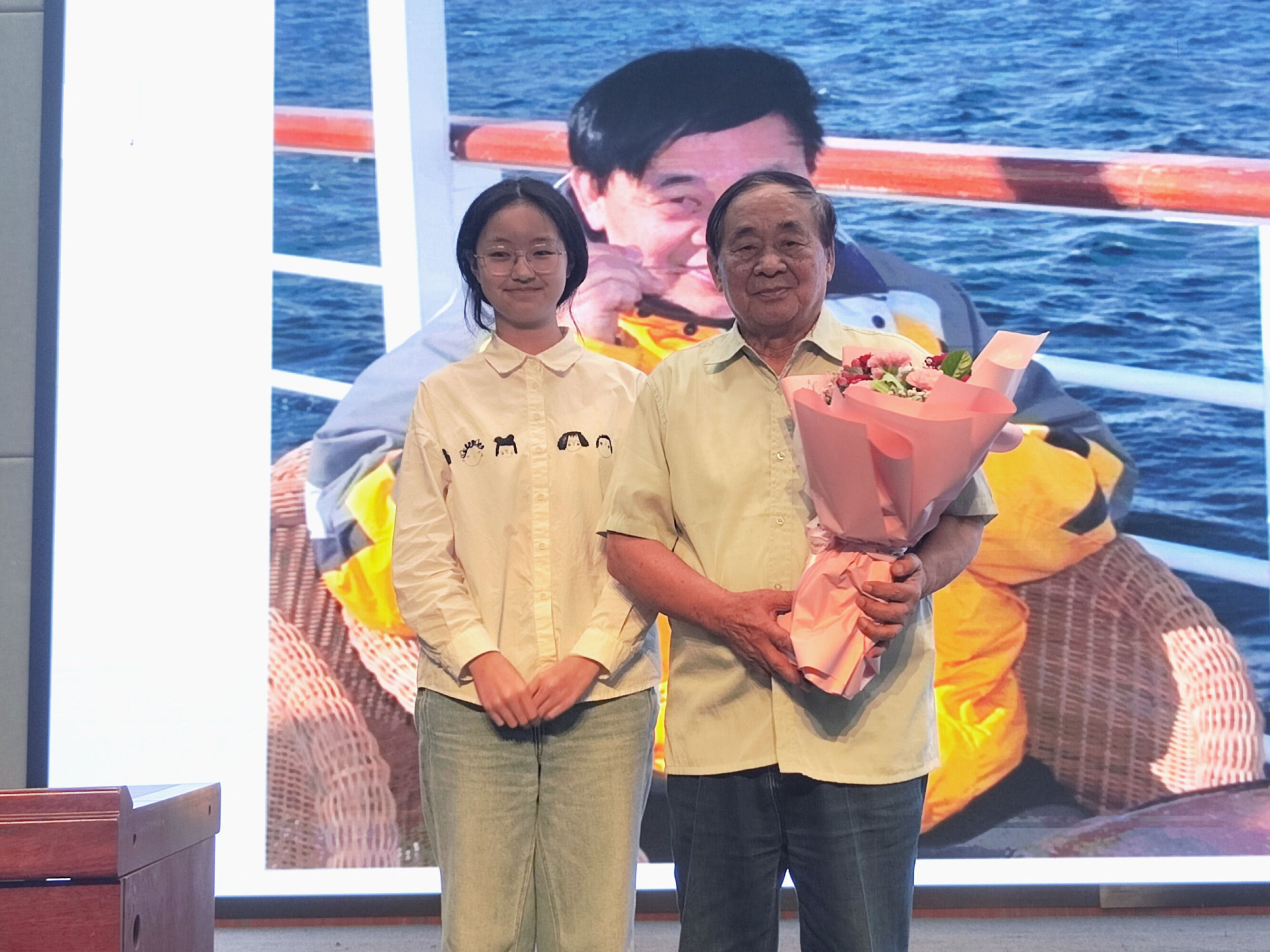 學(xué)生代表送花