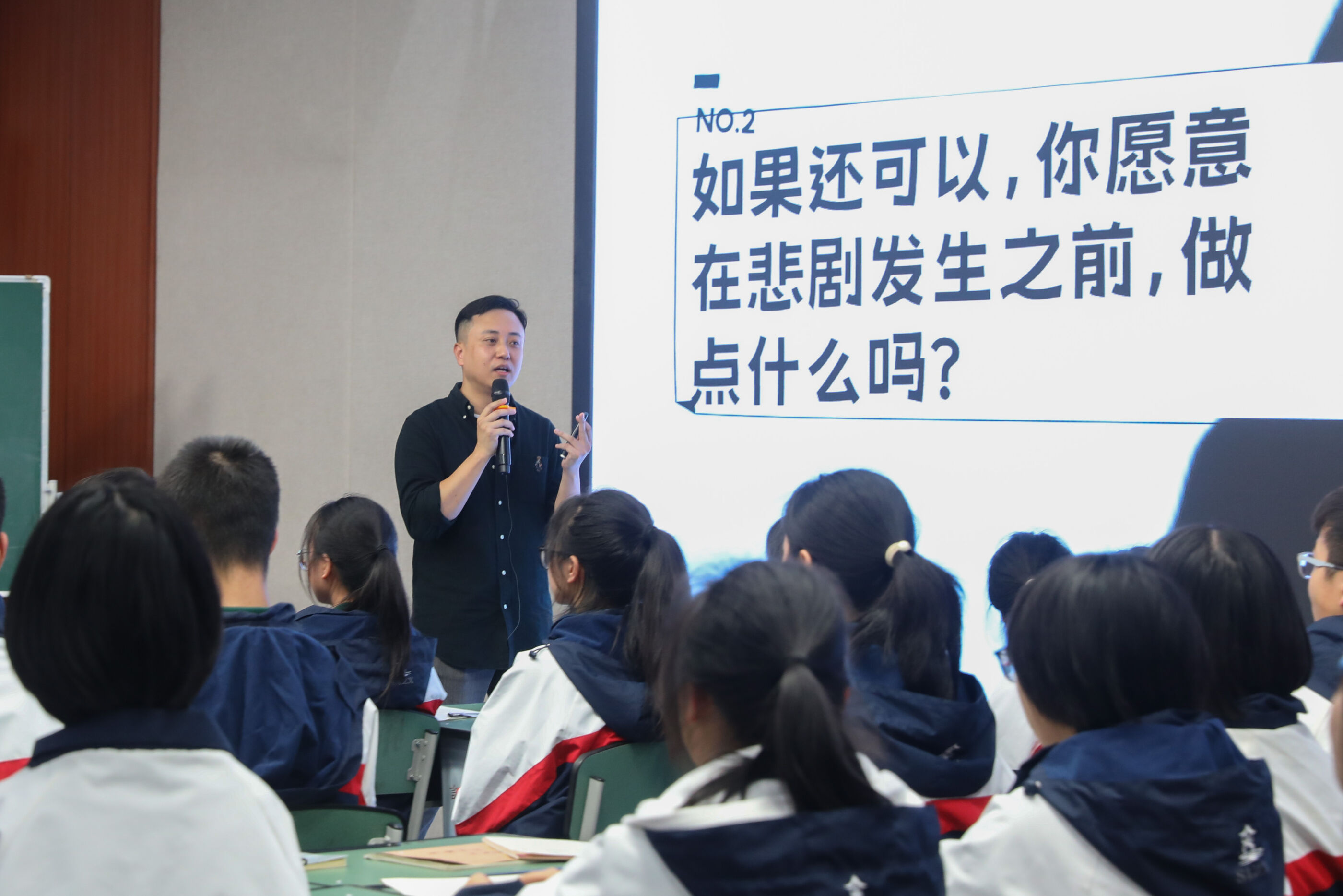 四川省雙流中學卓鵬老師的展評課《發(fā)掘逆流里的光——看見校園欺凌群體角色》