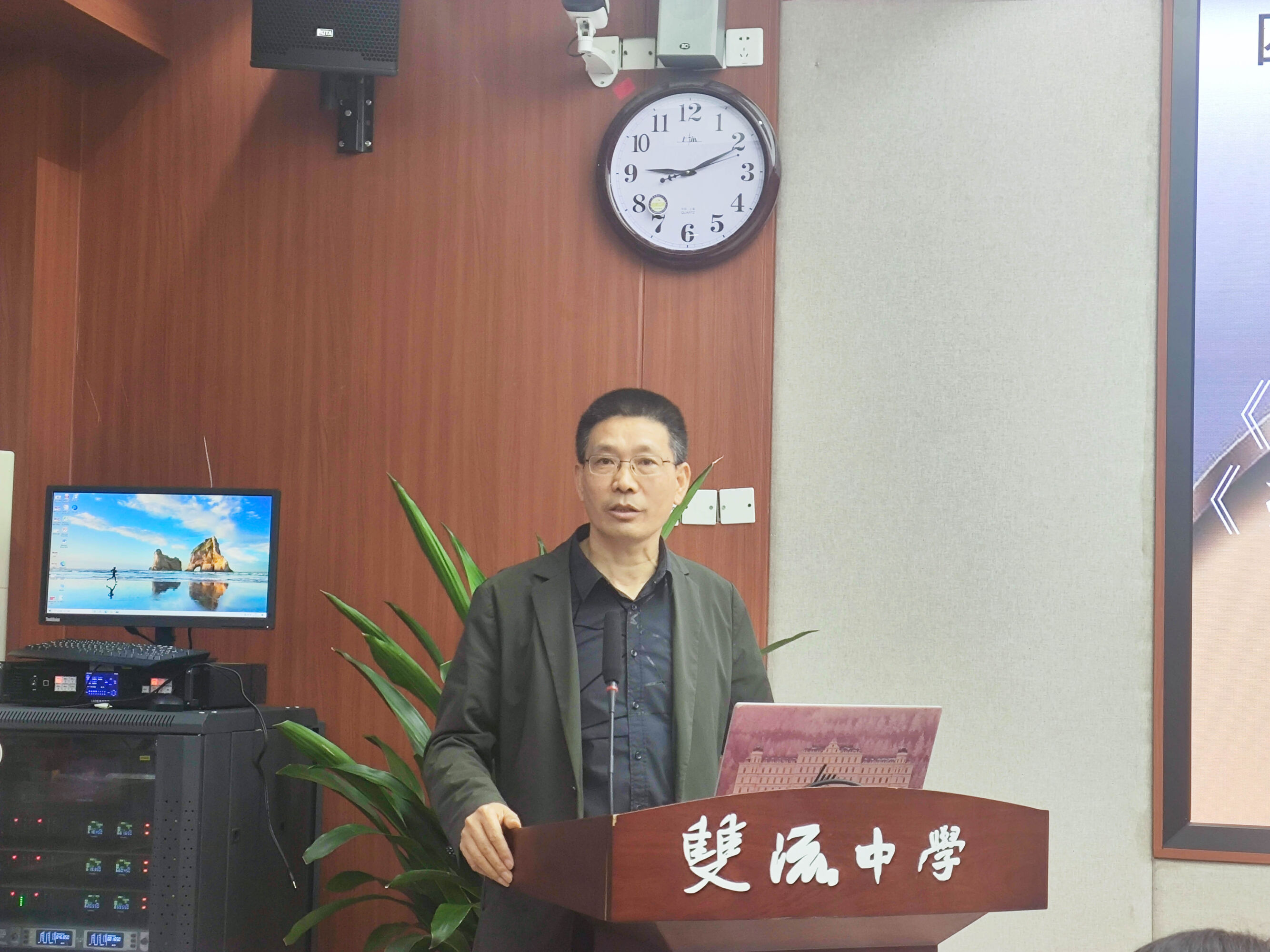 圖片4雙流中學(xué)黨委副書記向發(fā)友致歡迎詞