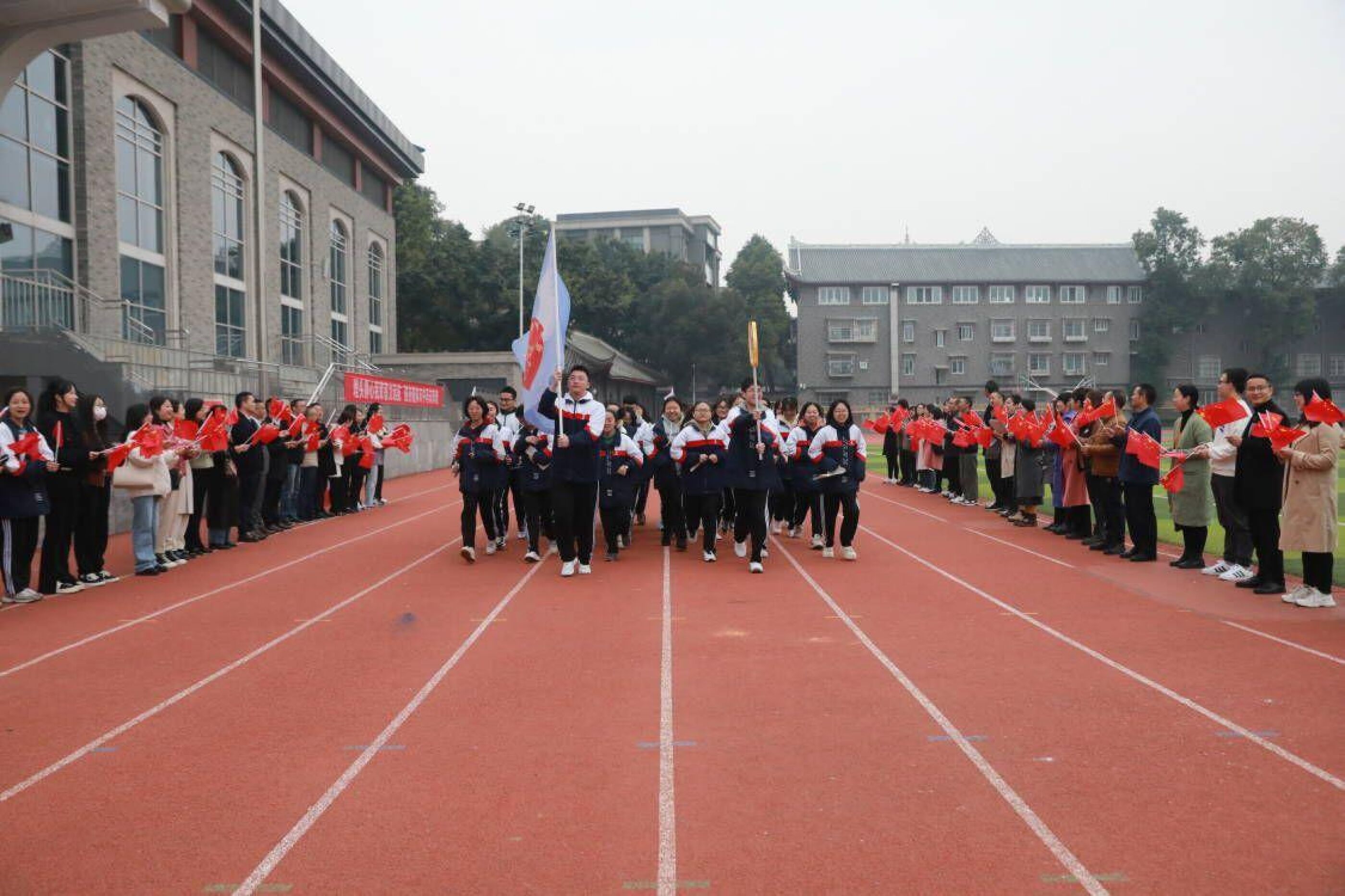 圖1 班級方隊跑步進場.jpg