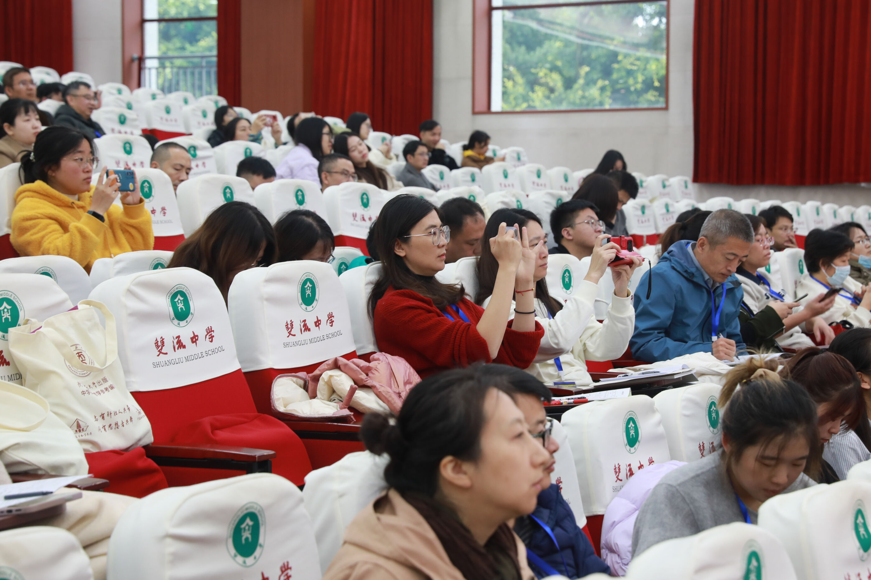 參會(huì)老師拿手機(jī)記下精彩瞬間