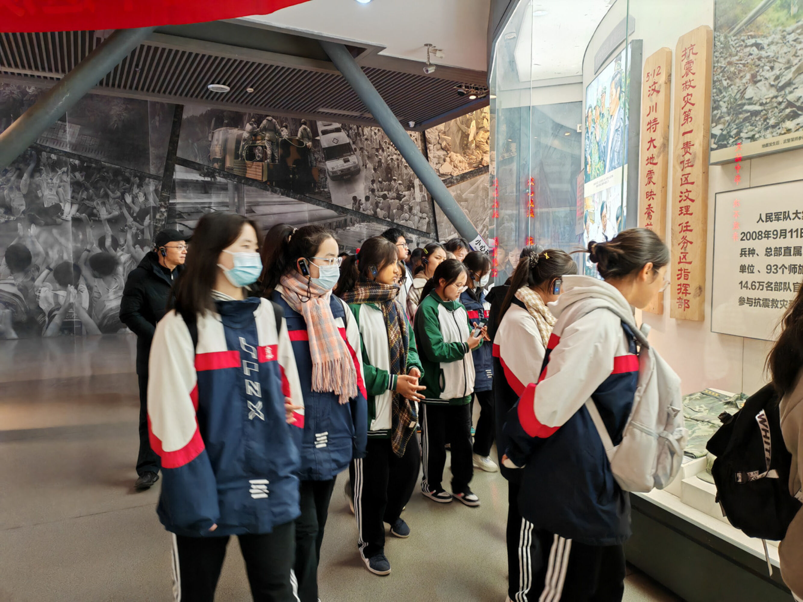 圖片6 參觀眾志成城抗震救災展廳