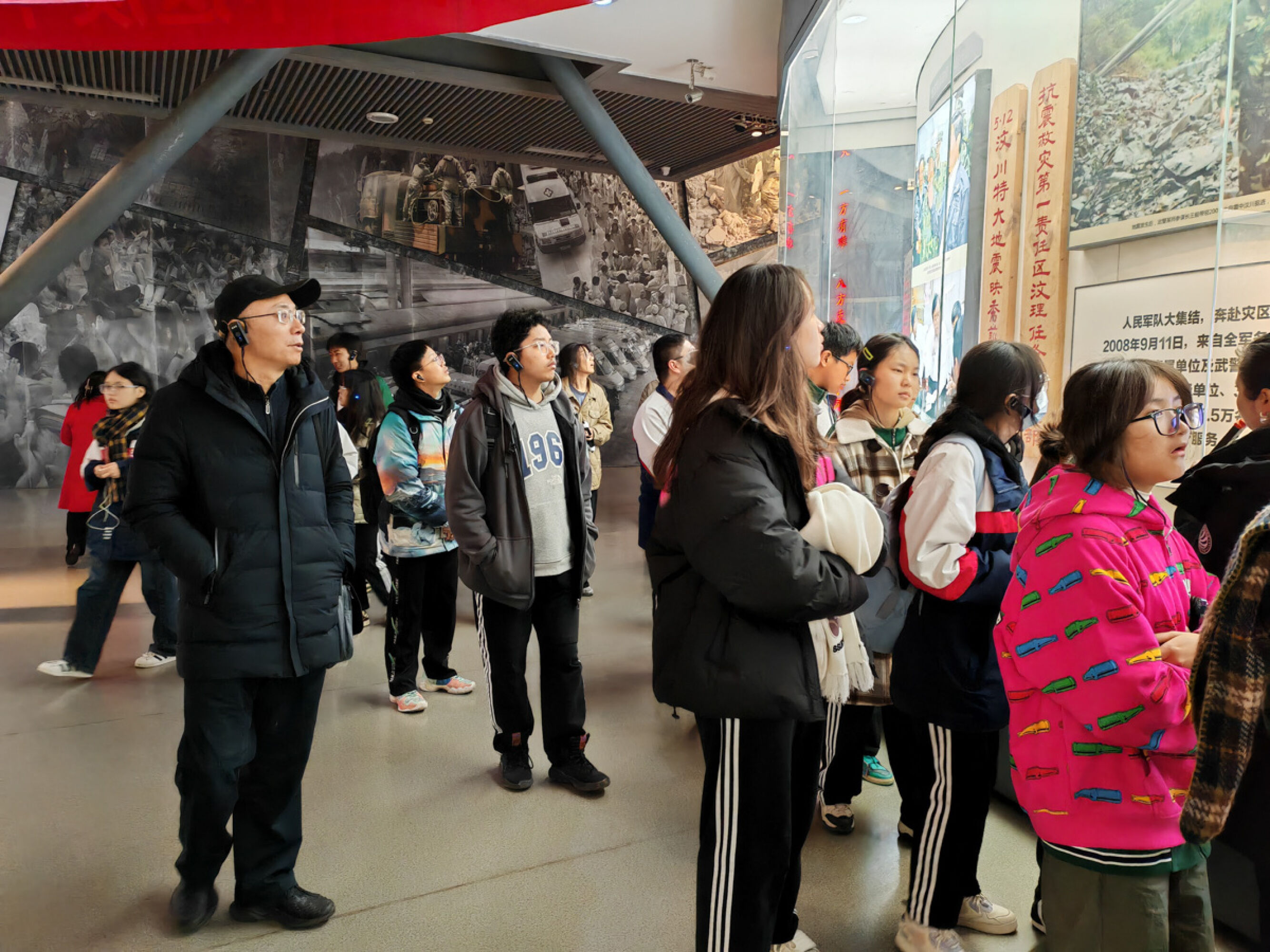 圖片7 參觀眾志成城抗震救災展廳