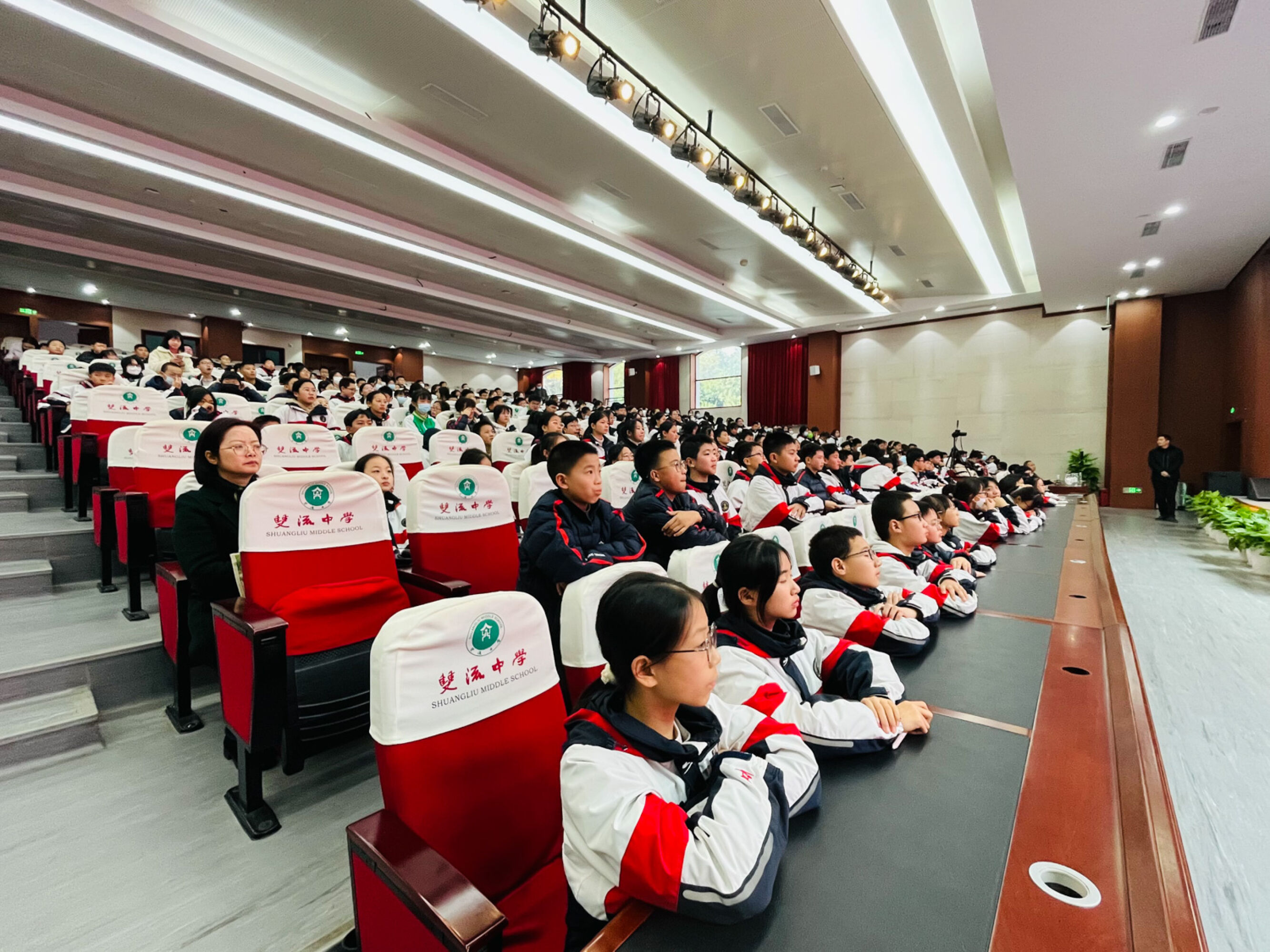 圖七 學(xué)生認(rèn)真聽講