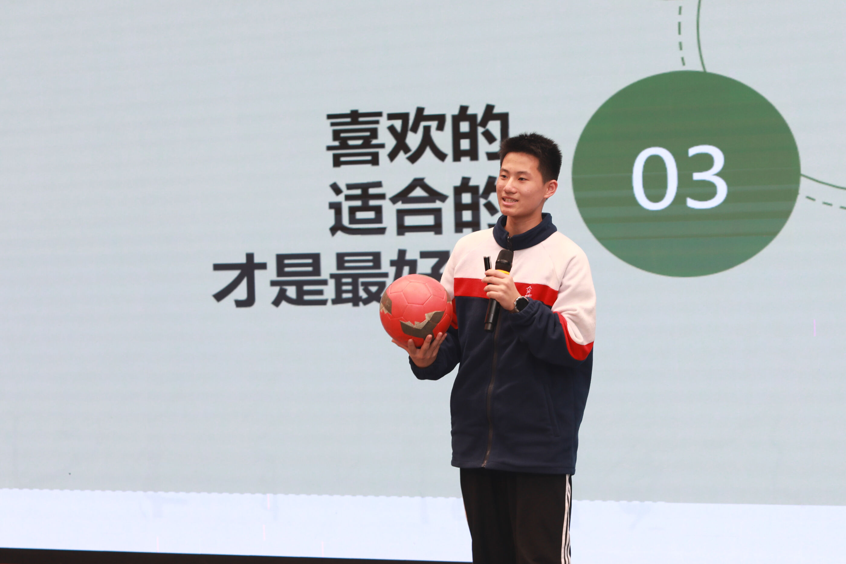 張魏演講 《岔路口——選擇與堅(jiān)持》