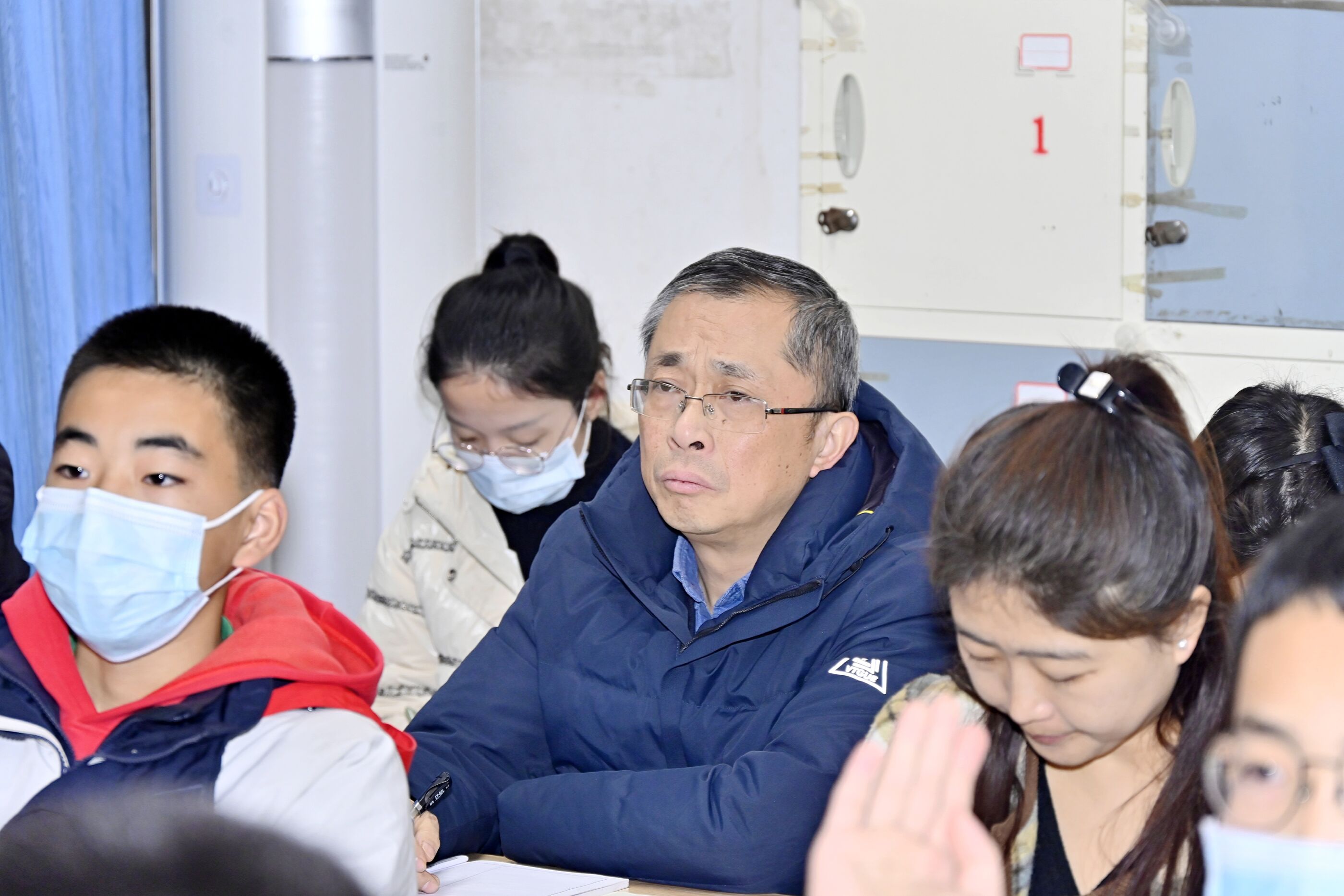 四川省教育科學(xué)研究院義務(wù)教育研究所副所長、初中英語教研員覃文勝老師聽課