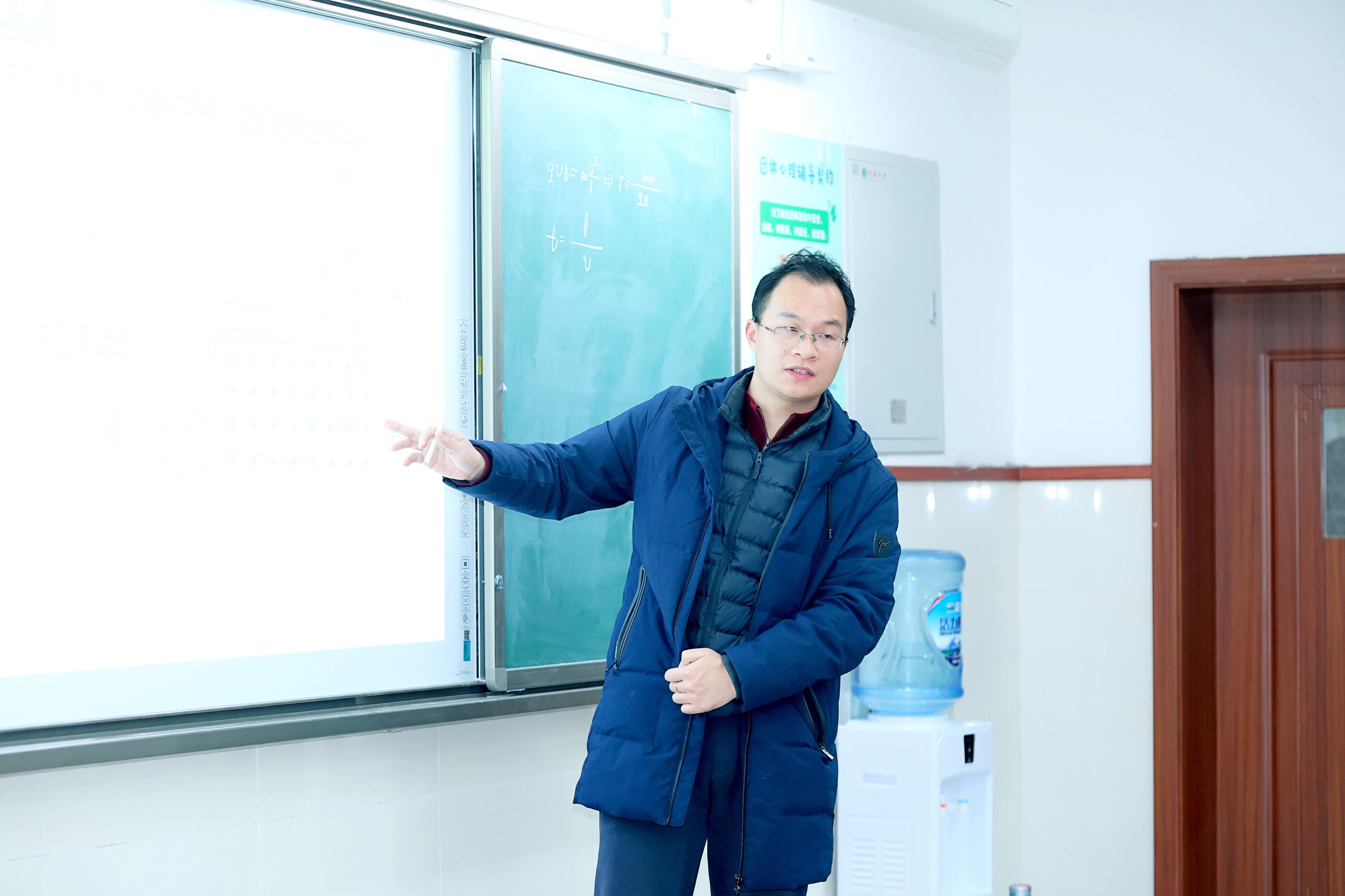 陳俊老師在授課