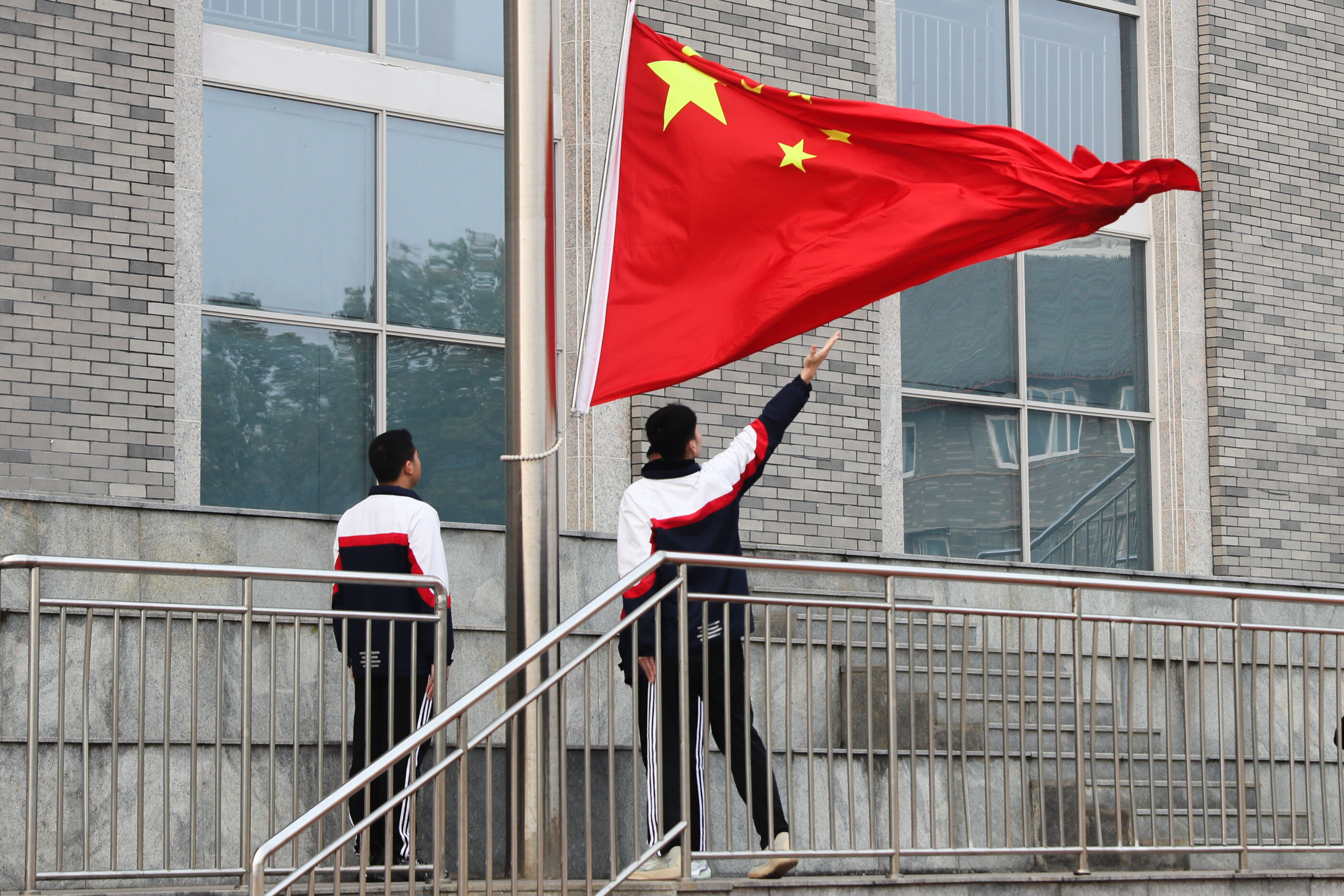 升國(guó)旗，奏唱國(guó)歌