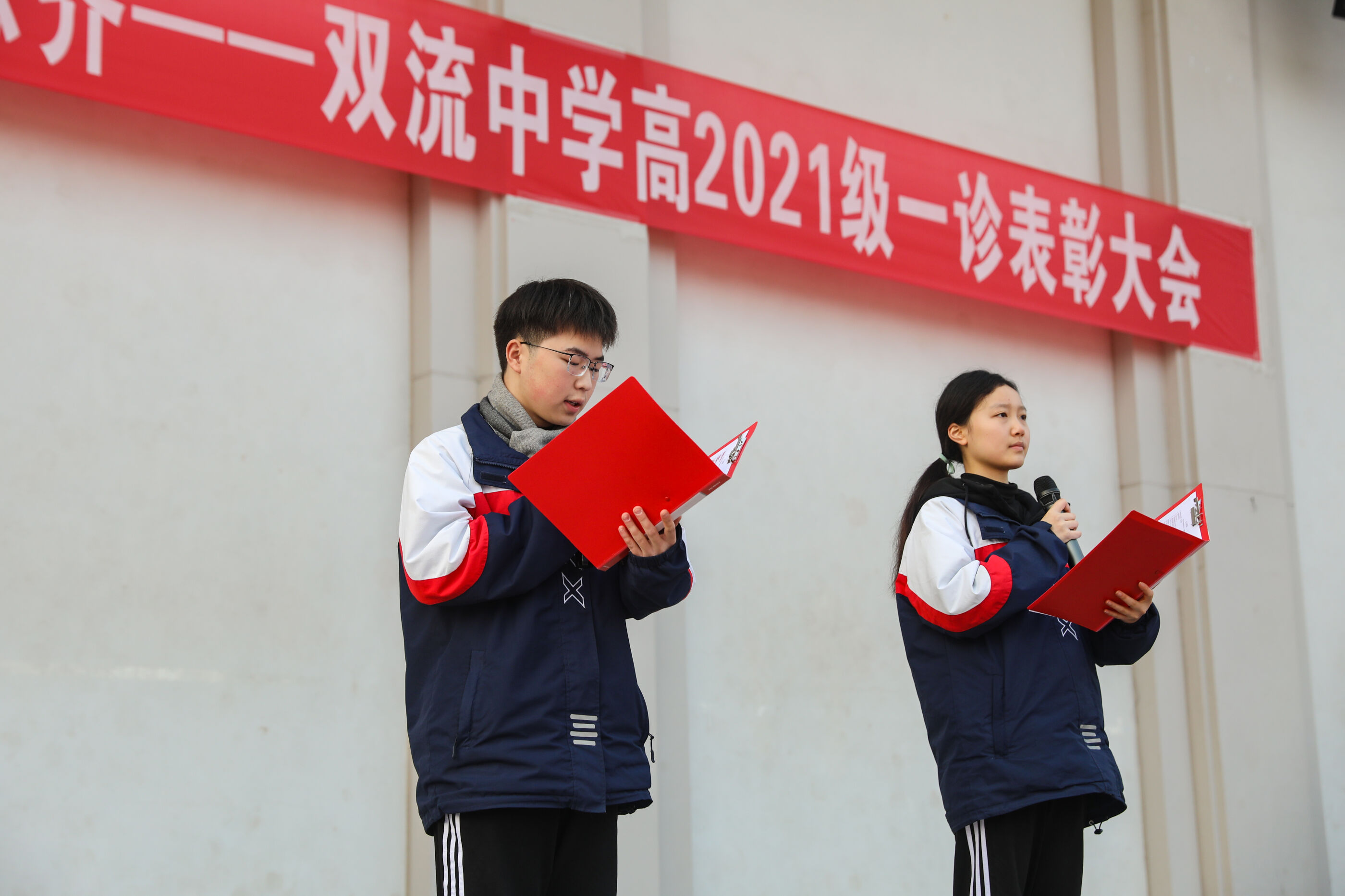 充滿(mǎn)青春氣息的主持人