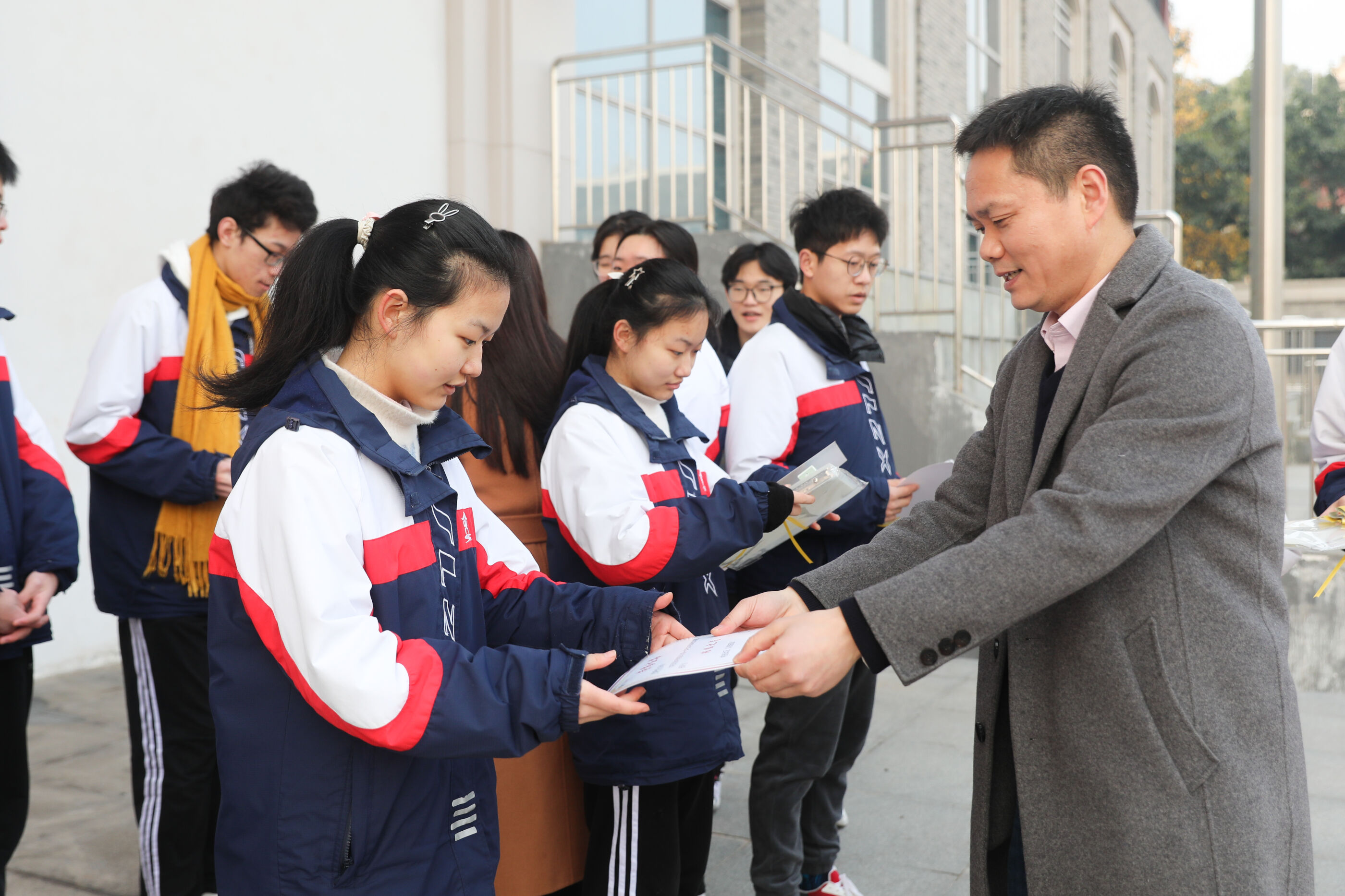 副校長(zhǎng)徐天福為學(xué)生頒獎(jiǎng)